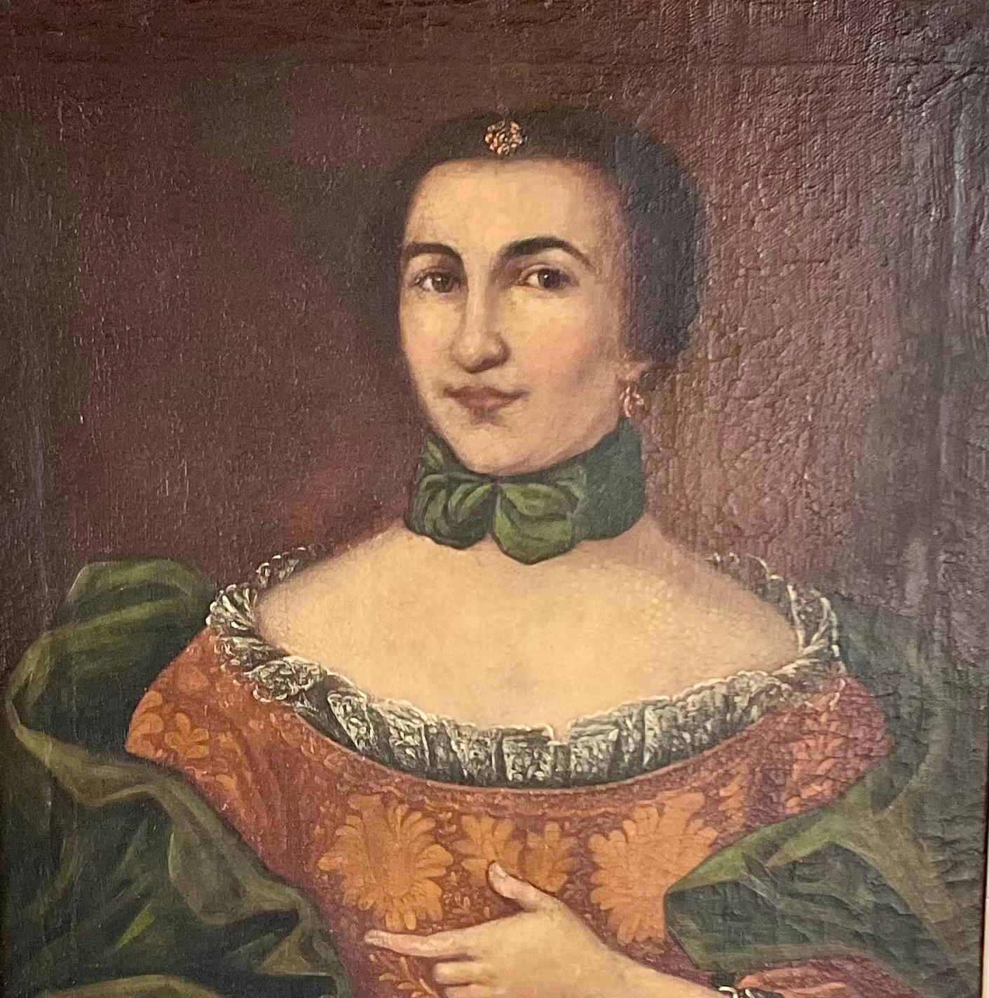 Portrait d'une noble en tenue d'époque, 18e siècle, huile sur toile montée sur panneau. La femme est vêtue d'une tenue d'époque richement détaillée et regarde vers l'extérieur avec assurance. Une délicate parure de bijoux est posée sur ses cheveux
