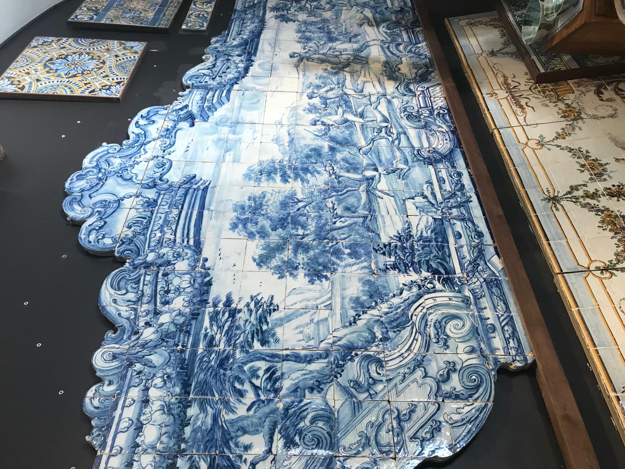 18th Century Portuguese Azulejos Mural, blue on white , with Hunting Scene In Good Condition For Sale In Lisbon, PT