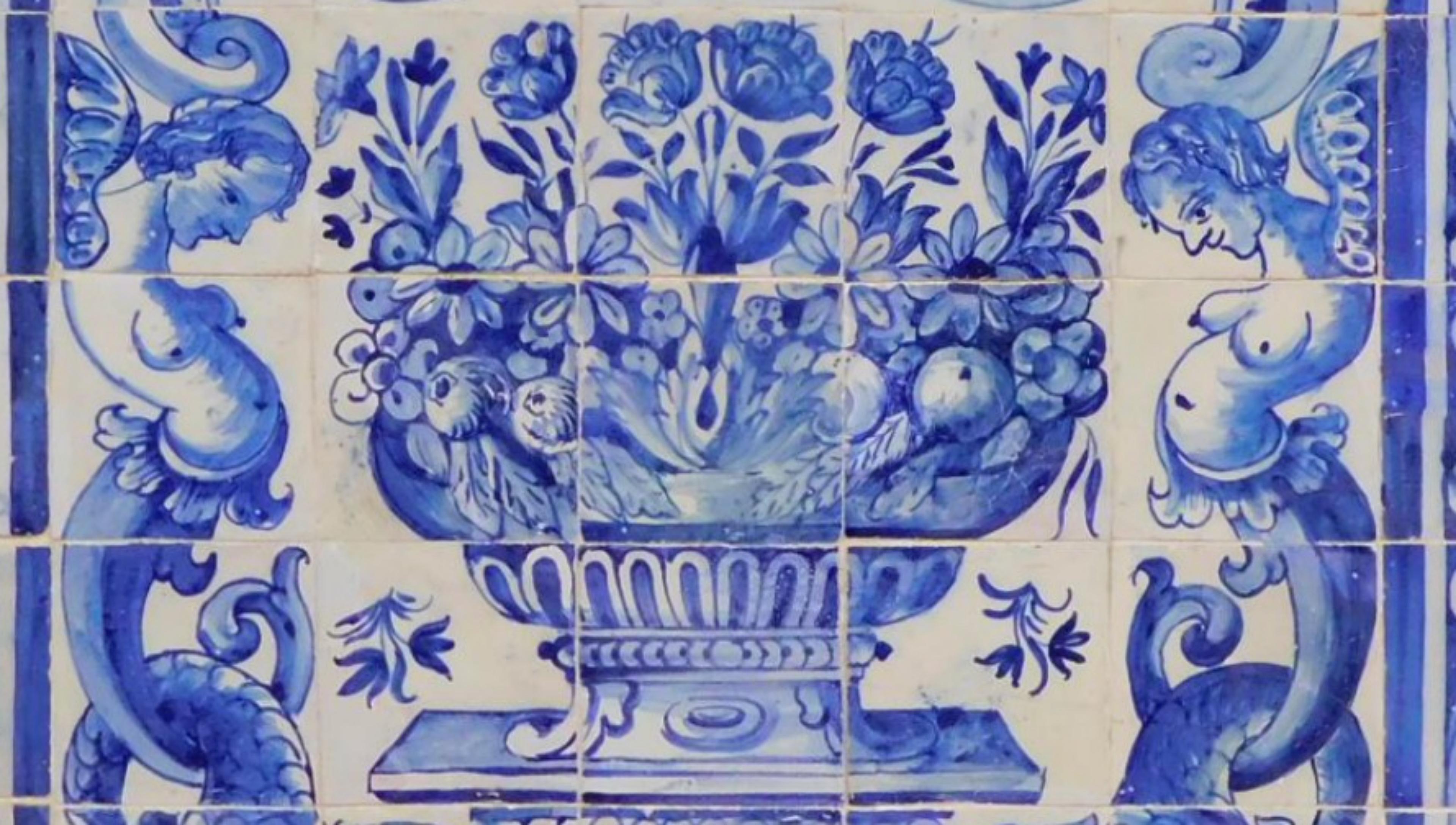 « Vase » portugais du XVIIIe siècle 
Mesures : 126 cm x 126 cm
81 carreaux

Importante note : ce panneau est accompagné des carreaux restaurés du 17ème siècle.
Le panneau est livré comme s'il s'agissait d'un tableau avec un squelette en bois,