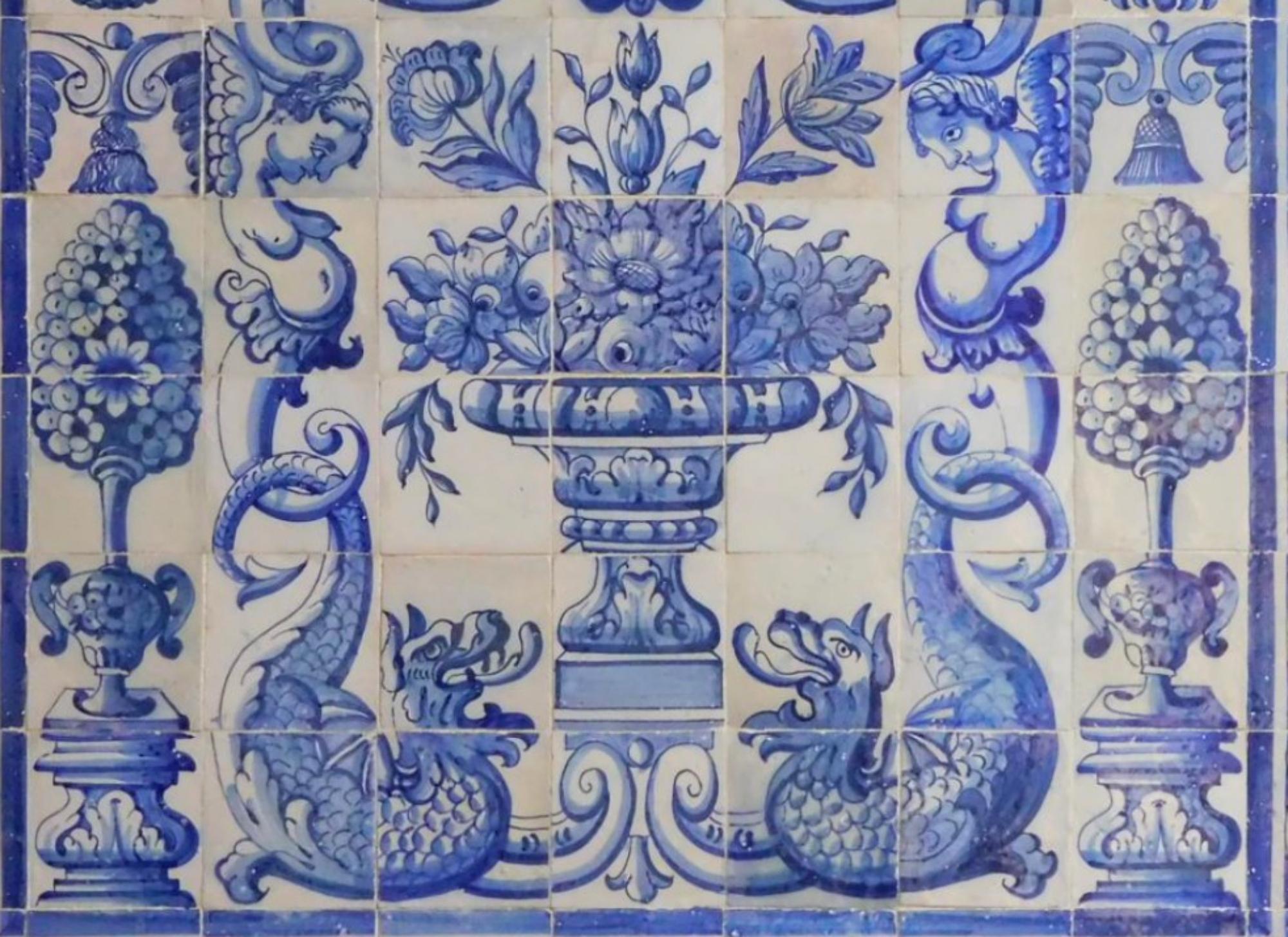 Vase portugais du 18e siècle 
Mesures : 154cm x 140cm
110 carreaux

Note importante : Ce panneau est avec les tuiles restaurées du 17ème siècle.
Le panneau est livré comme s'il s'agissait d'un tableau avec un squelette en bois afin que les