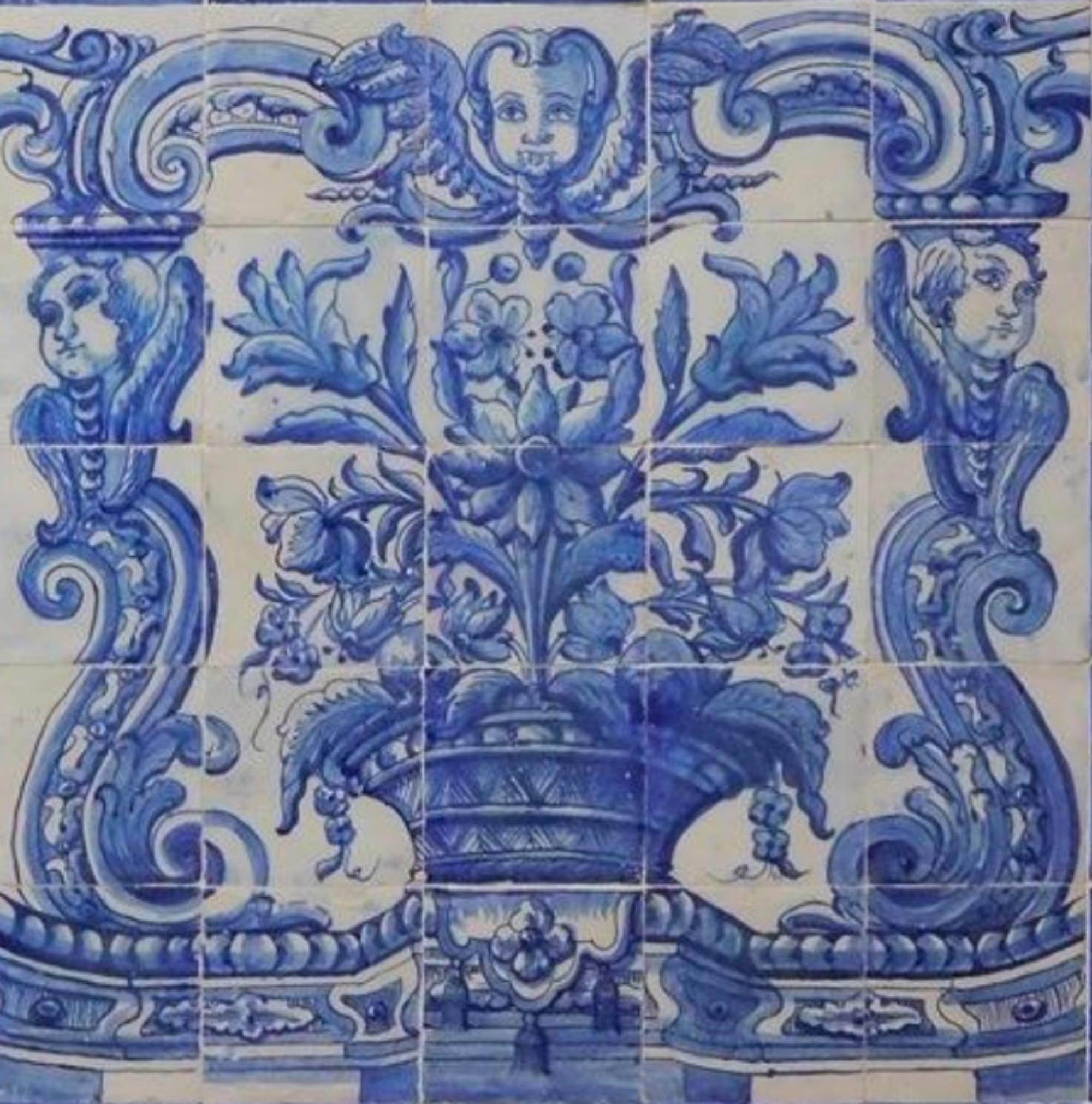 Vase portugais du 18e siècle 
Mesures : 131cm x 131cm
110 carreaux

Note importante : Ce panneau est avec les tuiles restaurées du 18ème siècle.
Le panneau est livré comme s'il s'agissait d'un tableau avec un squelette en bois afin que les