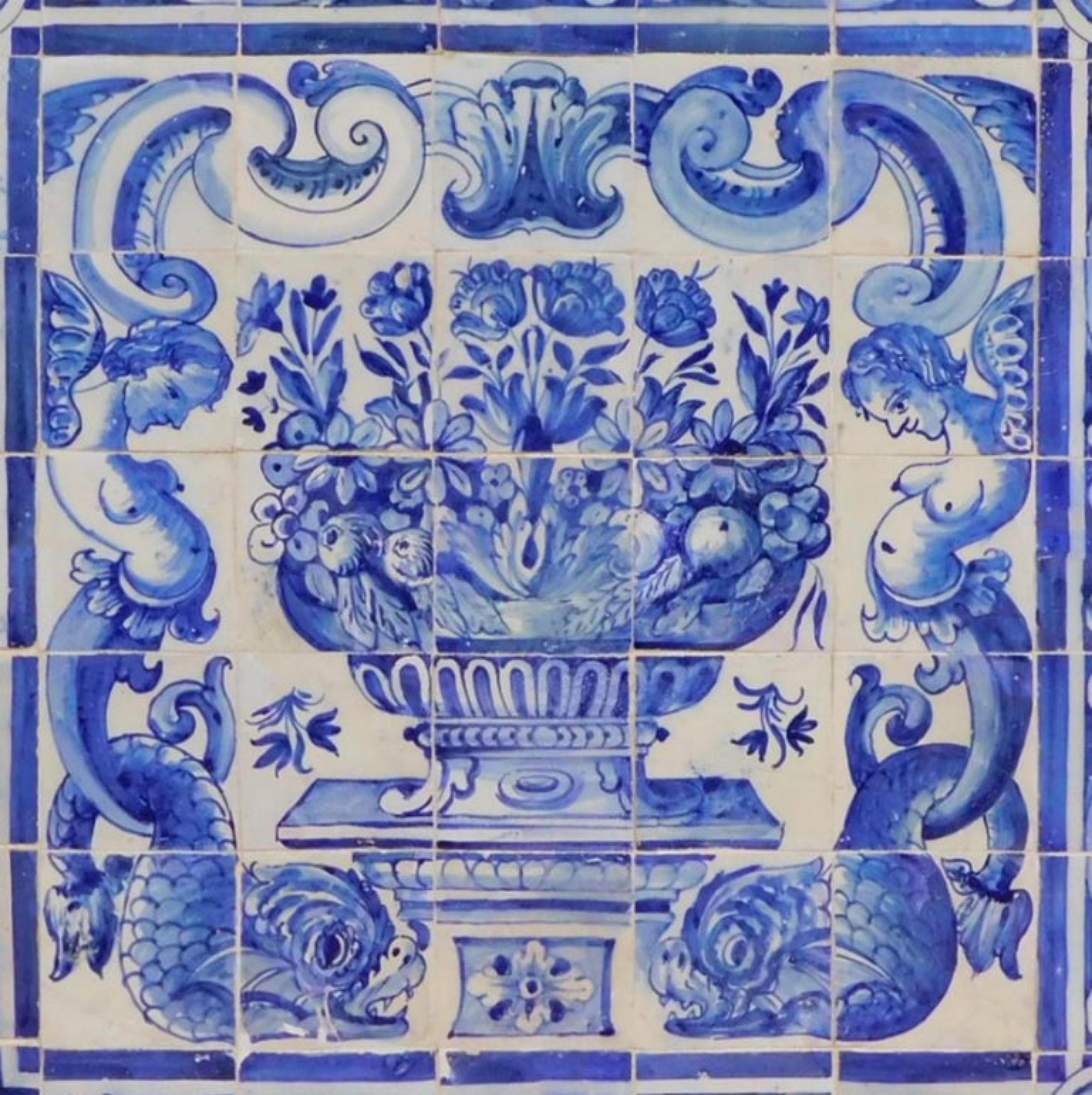 Portugiesische „ Azulejos“-Tafel „Vase“ aus dem 18. Jahrhundert (Handgefertigt) im Angebot