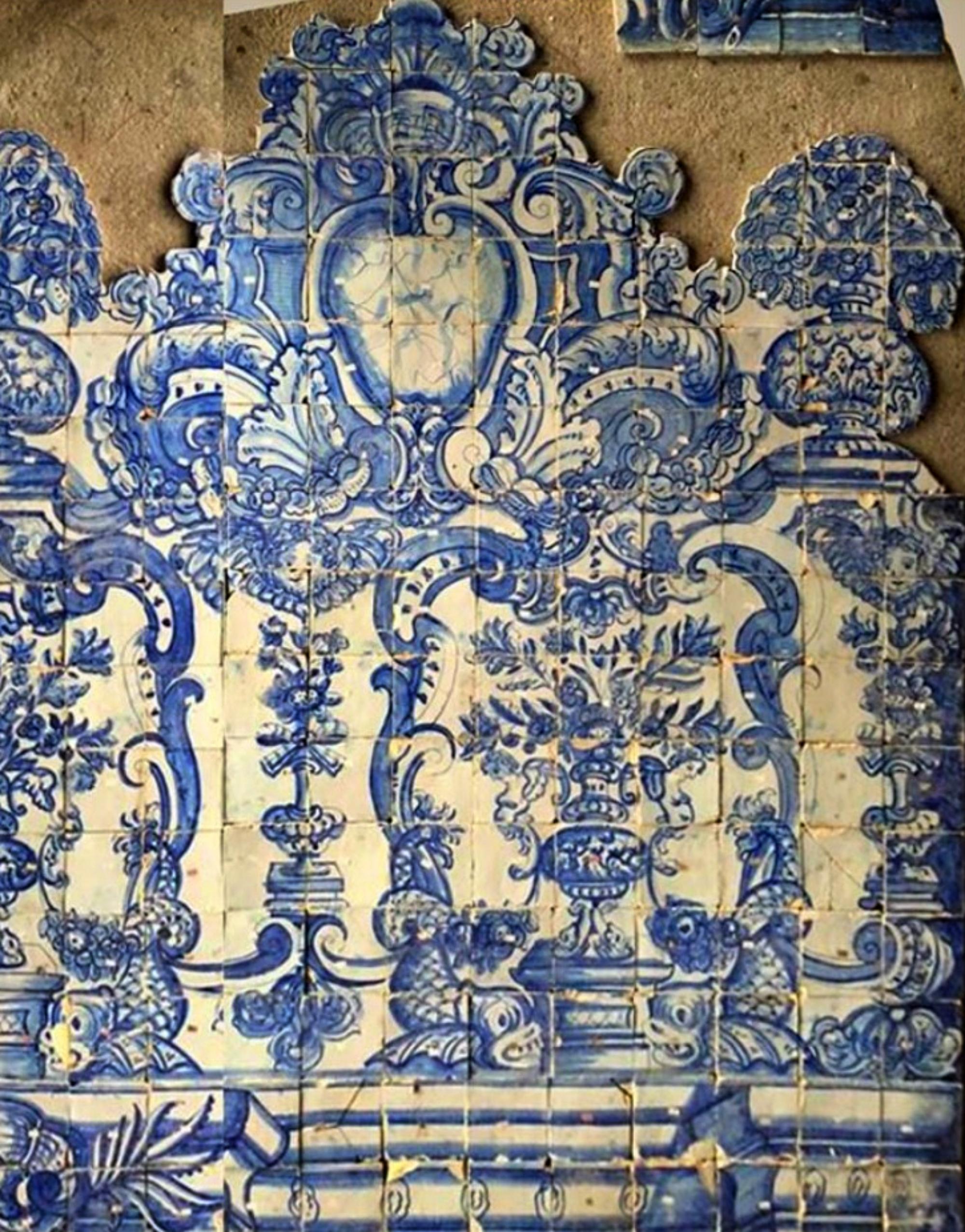 « Vases » portugais du XVIIIe siècle 
Mesures : 312 cm x 210 cm


Importante note : ce panneau est accompagné des carreaux restaurés du 18ème siècle.
Le panneau est livré comme s'il s'agissait d'un tableau avec un squelette en bois, de sorte
