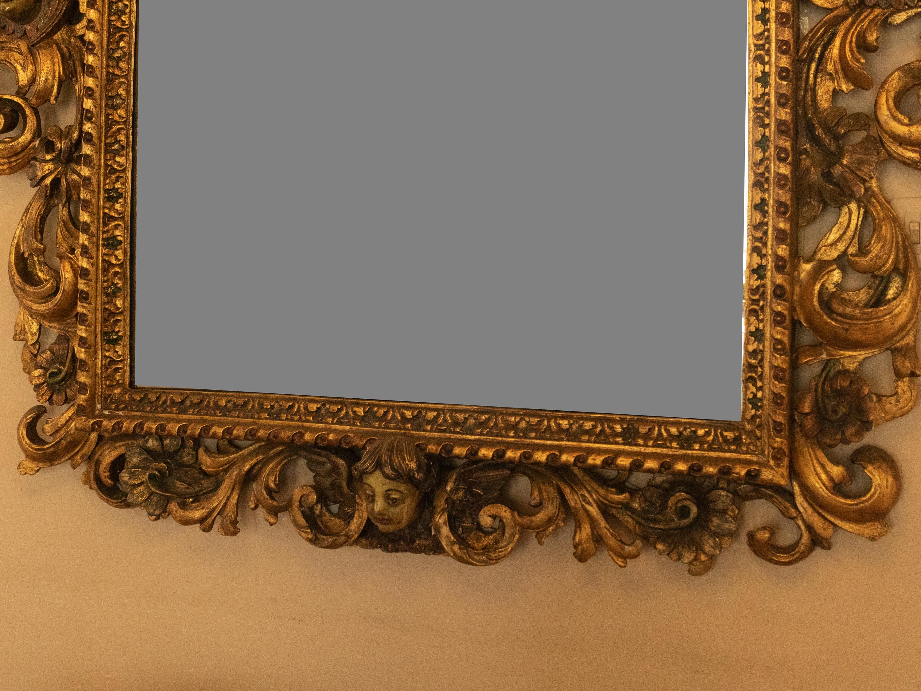 Remarquable et peu commun miroir baroque en châtaignier de l'époque du roi portugais D José, présentant un cadre rococo magnifiquement sculpté et orné d'une finition dorée. Le miroir est surmonté d'ornements en plumes et de décorations florales,
