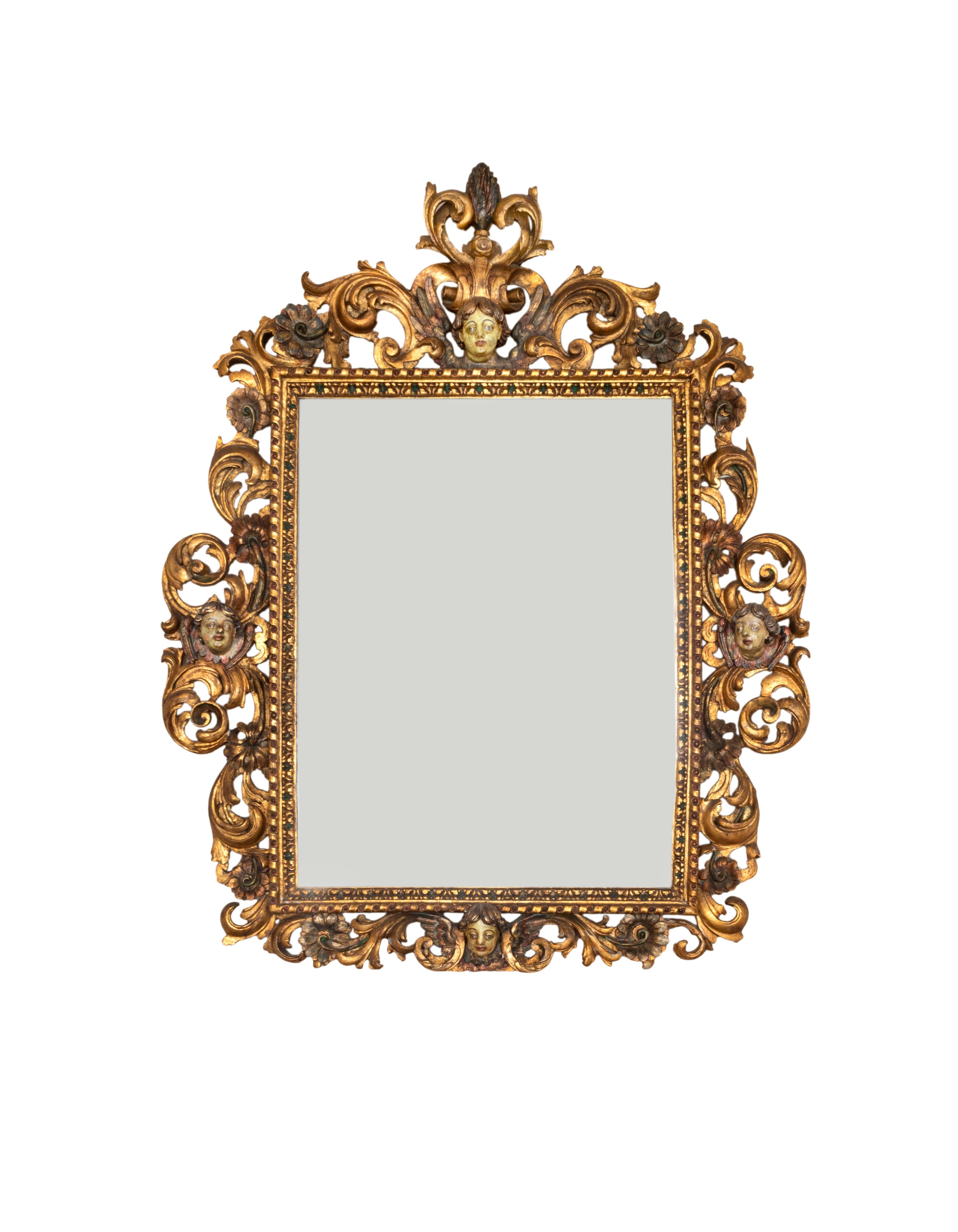 Remarquable et peu commun miroir baroque en châtaignier de l'époque du roi portugais D José, présentant un cadre rococo magnifiquement sculpté et orné d'une finition dorée. Le miroir est surmonté d'ornements en plumes et de décorations florales,