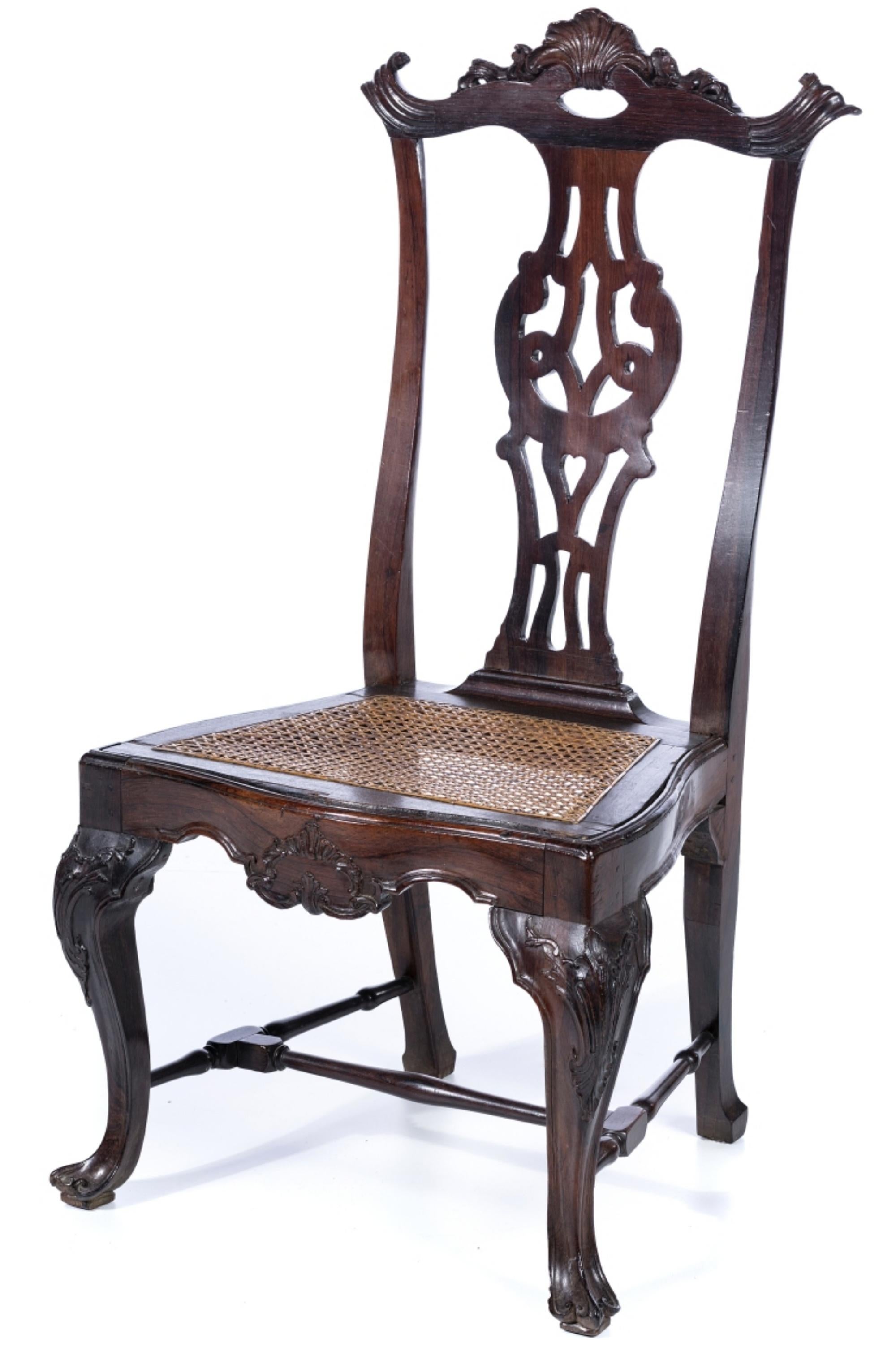18th Century Portuguese chair
In kingwood with carvings.
Cropped and hollow table, cane seat.
Signs of use.
Dim.: 110 X 59 X 44 cm.