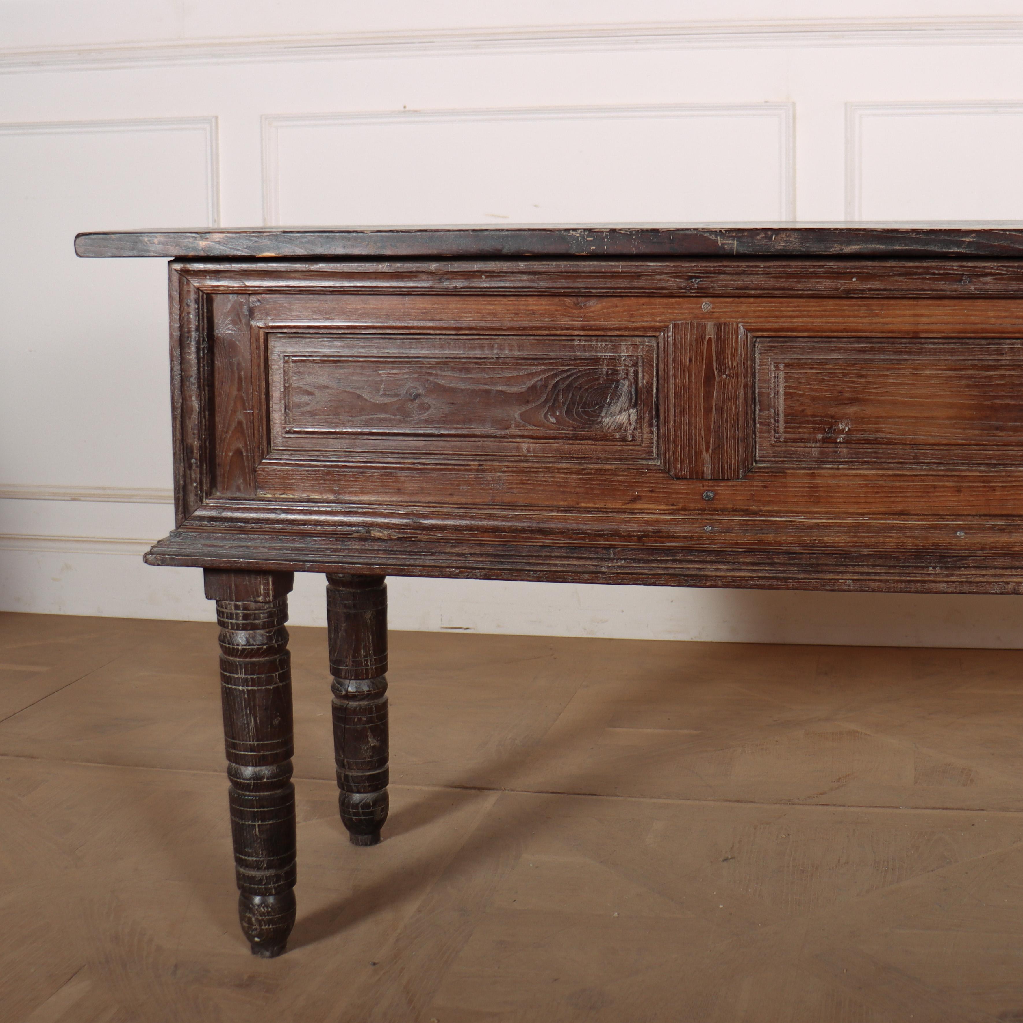 Base de cómoda de castaño portugués del siglo XVIII en venta 5