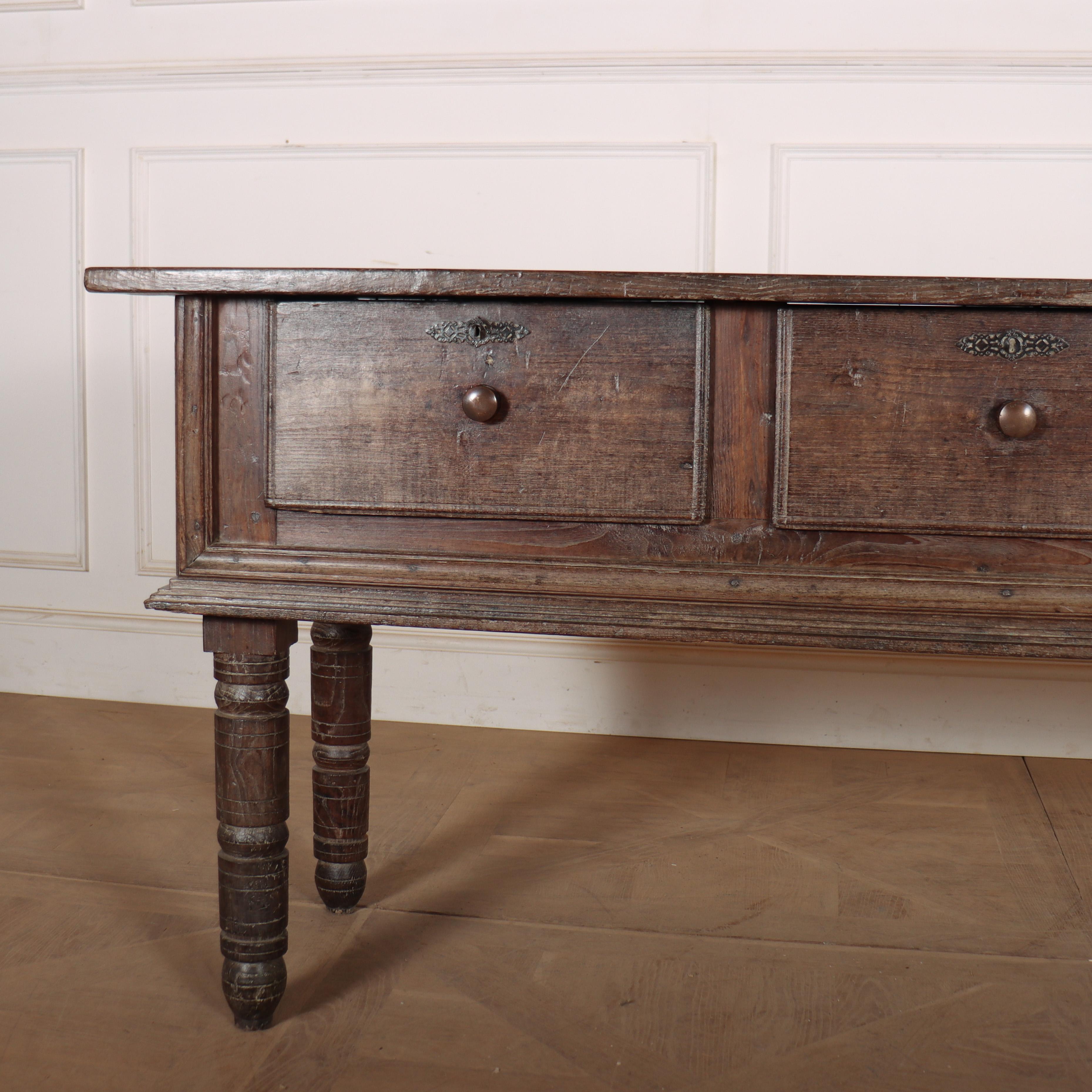 Base de cómoda portuguesa de tres cajones del siglo XVIII con una preciosa madera de castaño descolorida. 1770.

Código 8638

Dimensiones:
W: 71.5