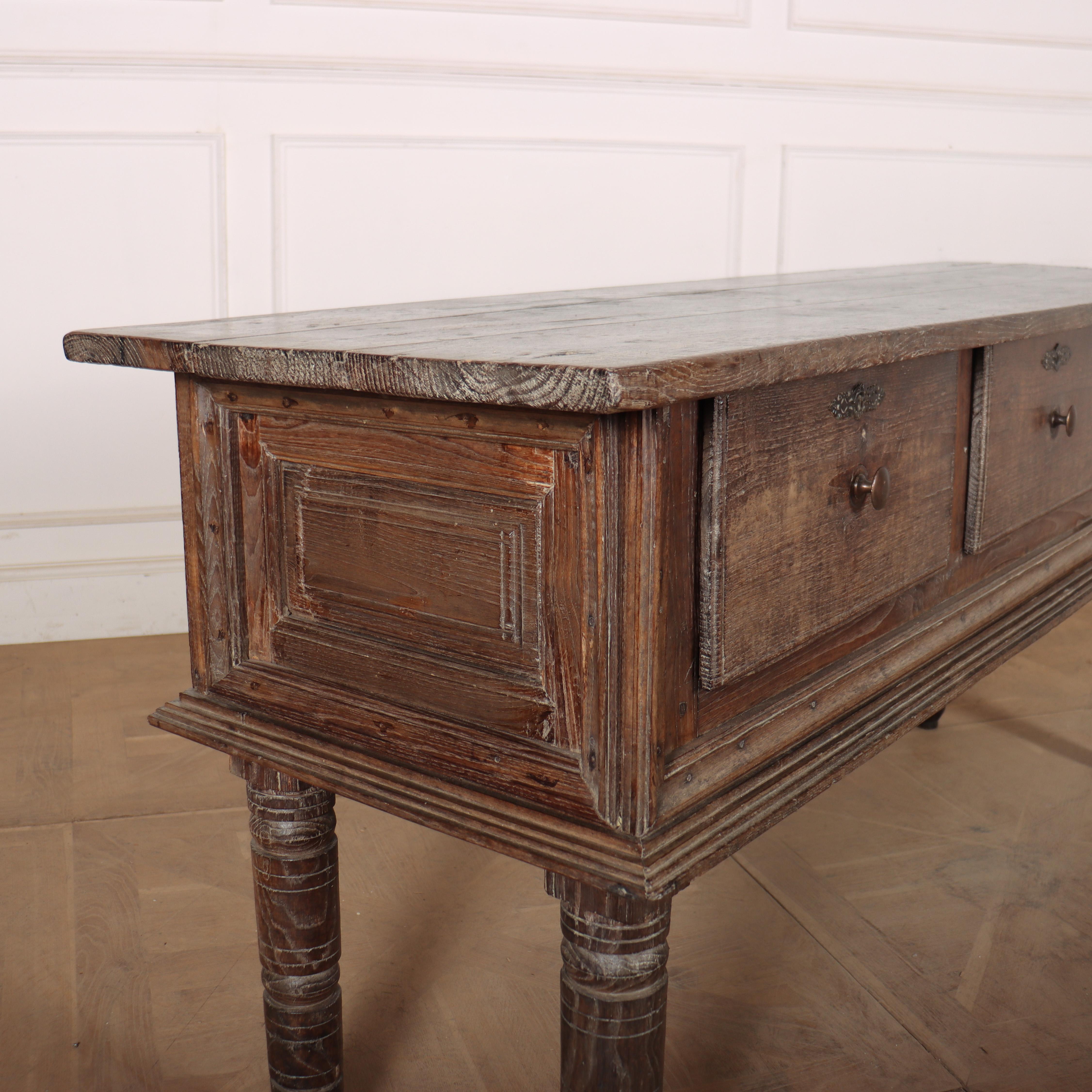 Base de cómoda de castaño portugués del siglo XVIII en venta 1