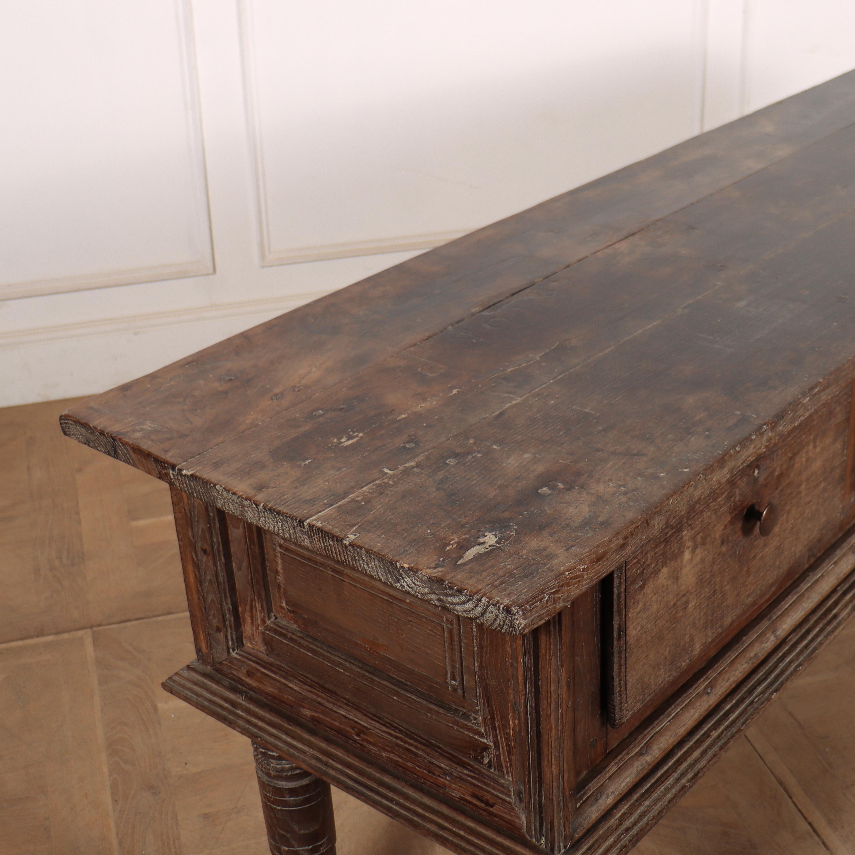Base de cómoda de castaño portugués del siglo XVIII en venta 2