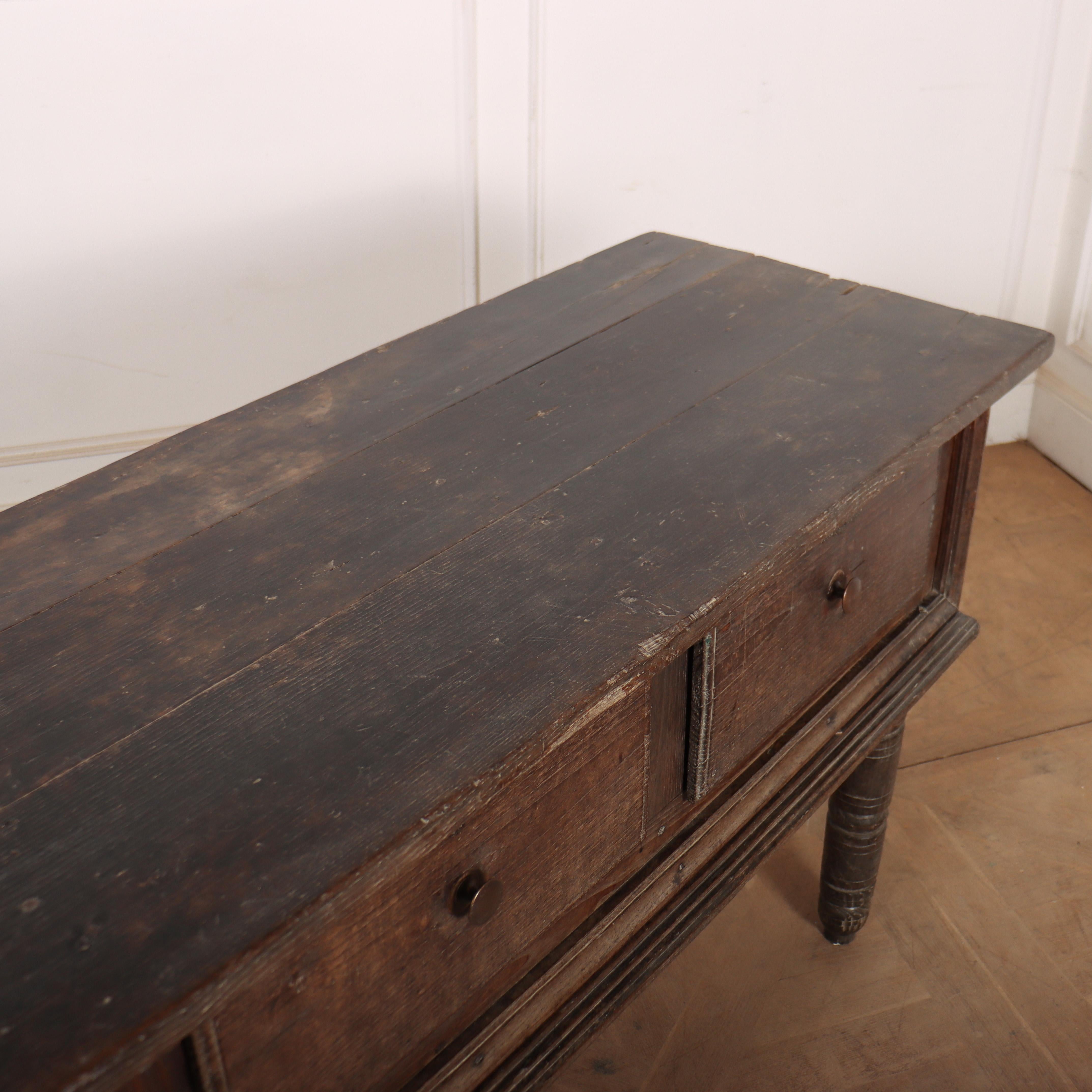 Base de cómoda de castaño portugués del siglo XVIII en venta 3