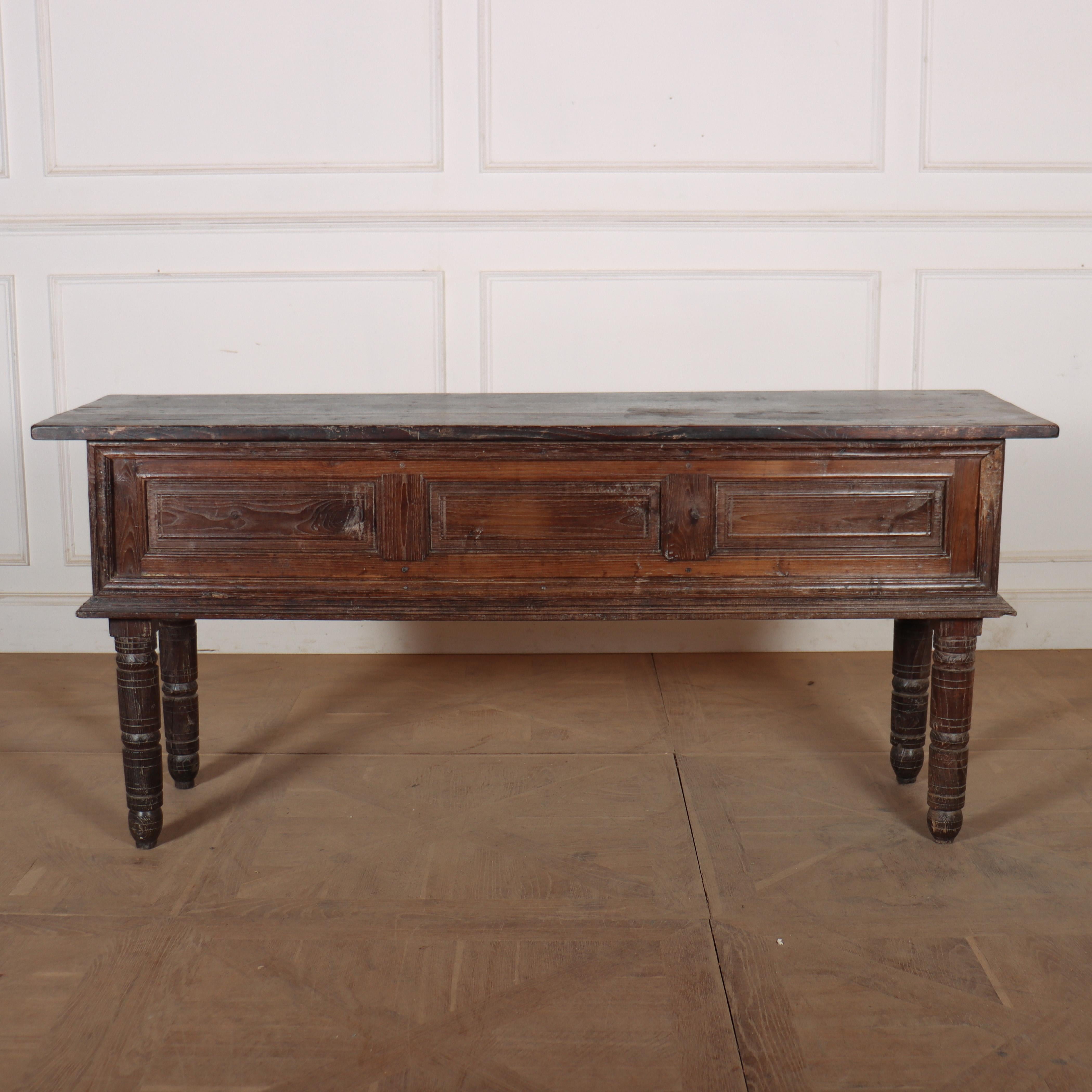 Base de cómoda de castaño portugués del siglo XVIII en venta 4