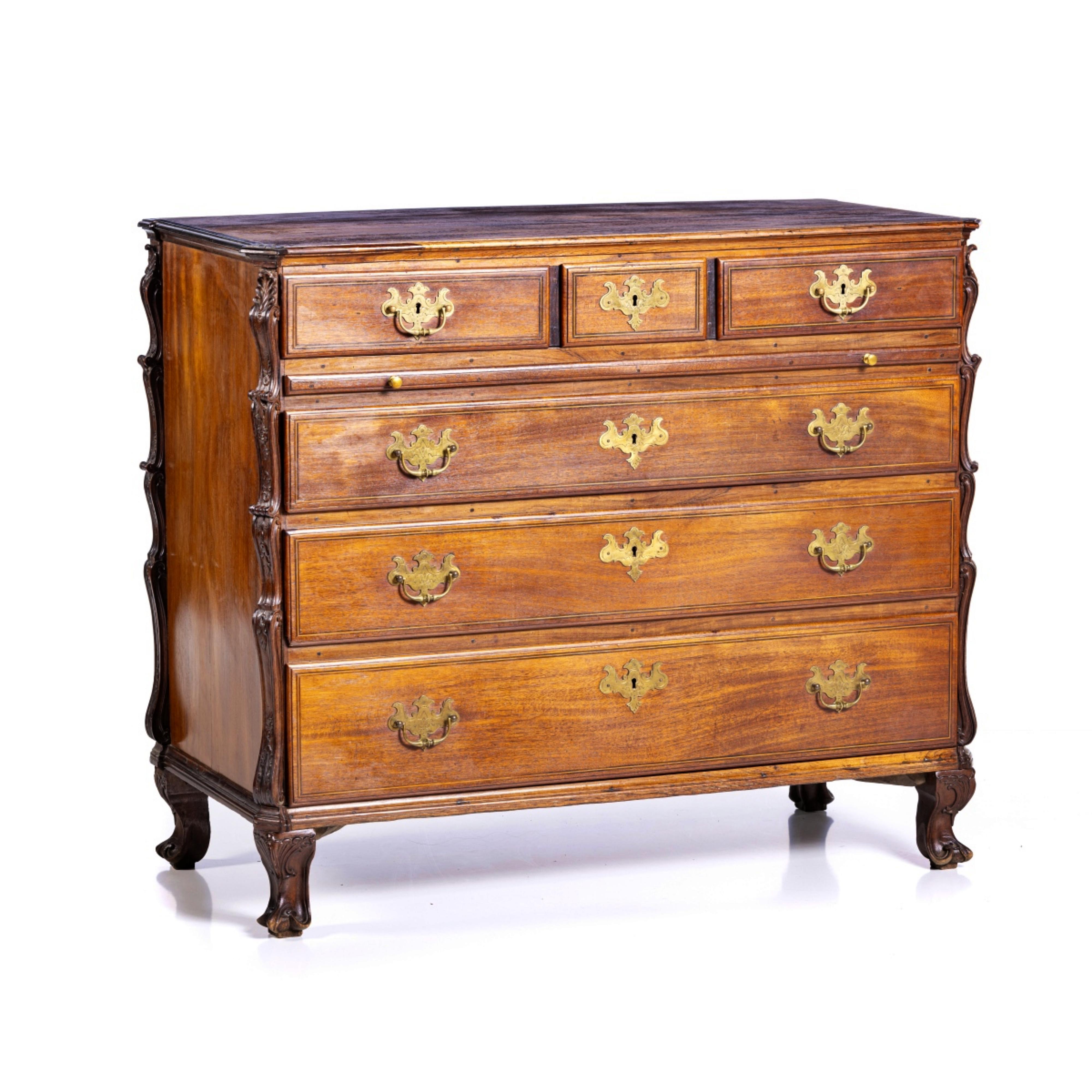 Hand-Crafted 18th Century Portuguese Dresser For Sale