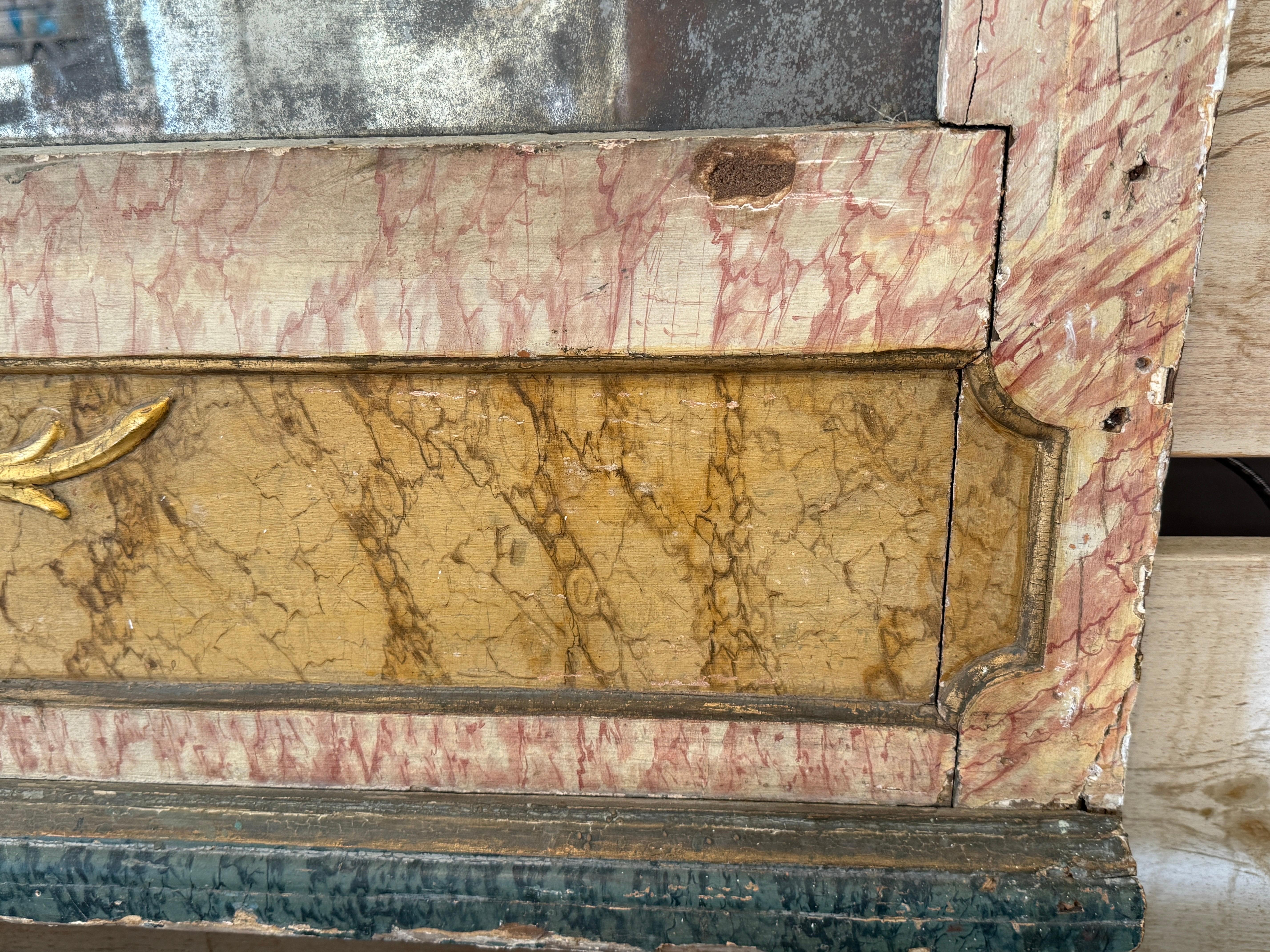 Miroir portugais du XVIIIe siècle peint en faux marbre et en polychrome en vente 5
