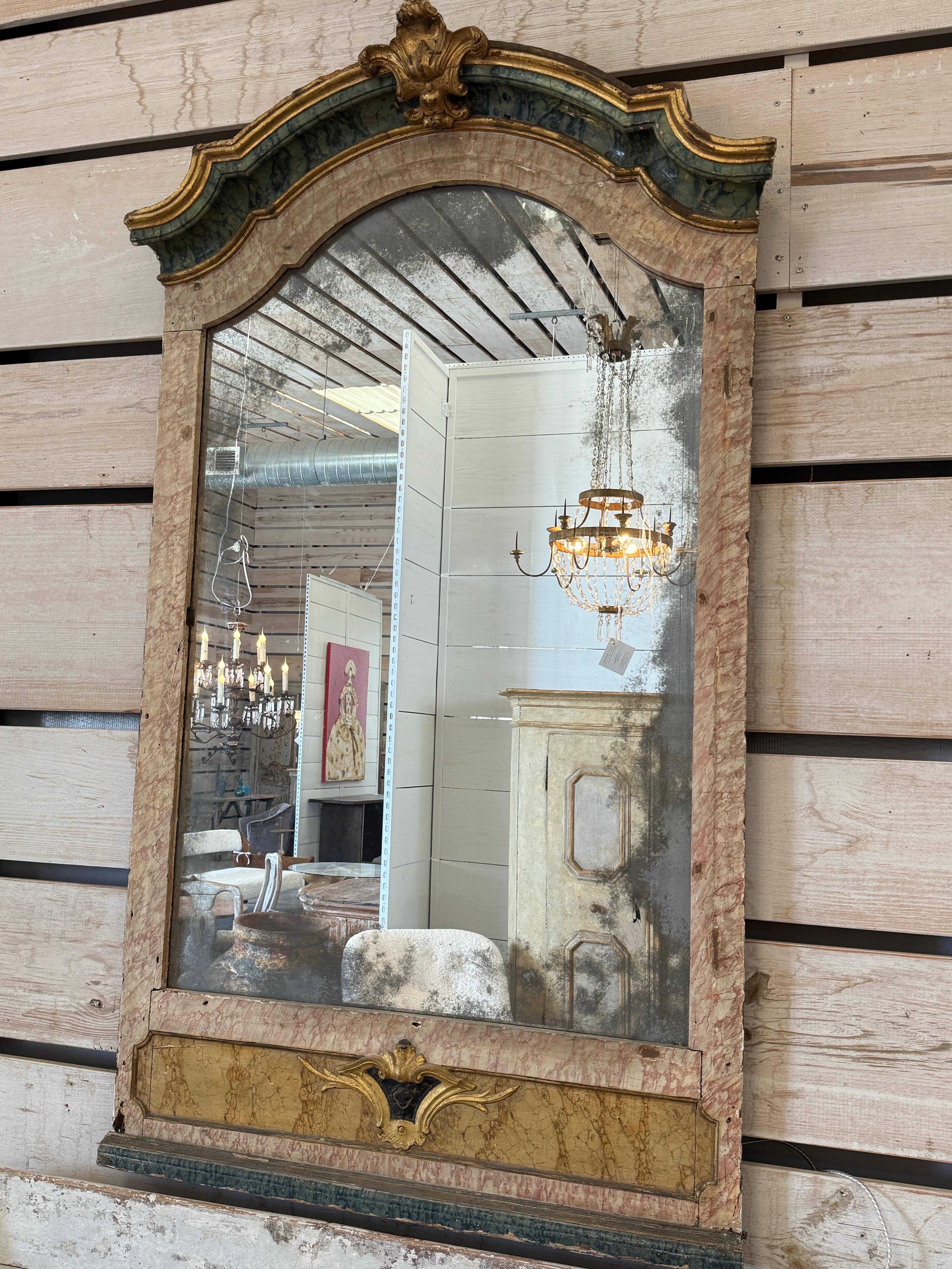 Miroir portugais du XVIIIe siècle peint en faux marbre et en polychrome en vente 6