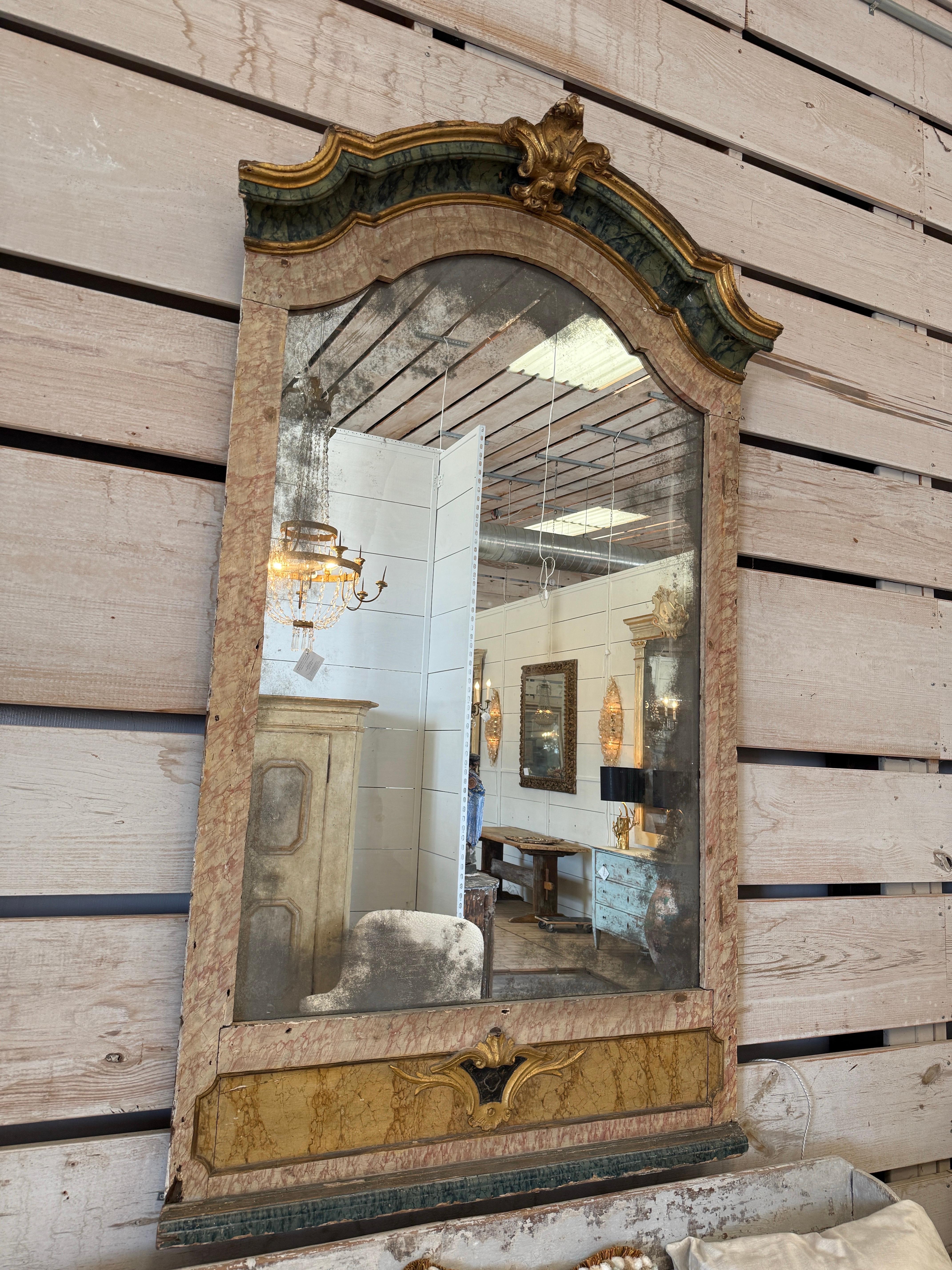 Miroir portugais du XVIIIe siècle peint en faux marbre et en polychrome en vente 7