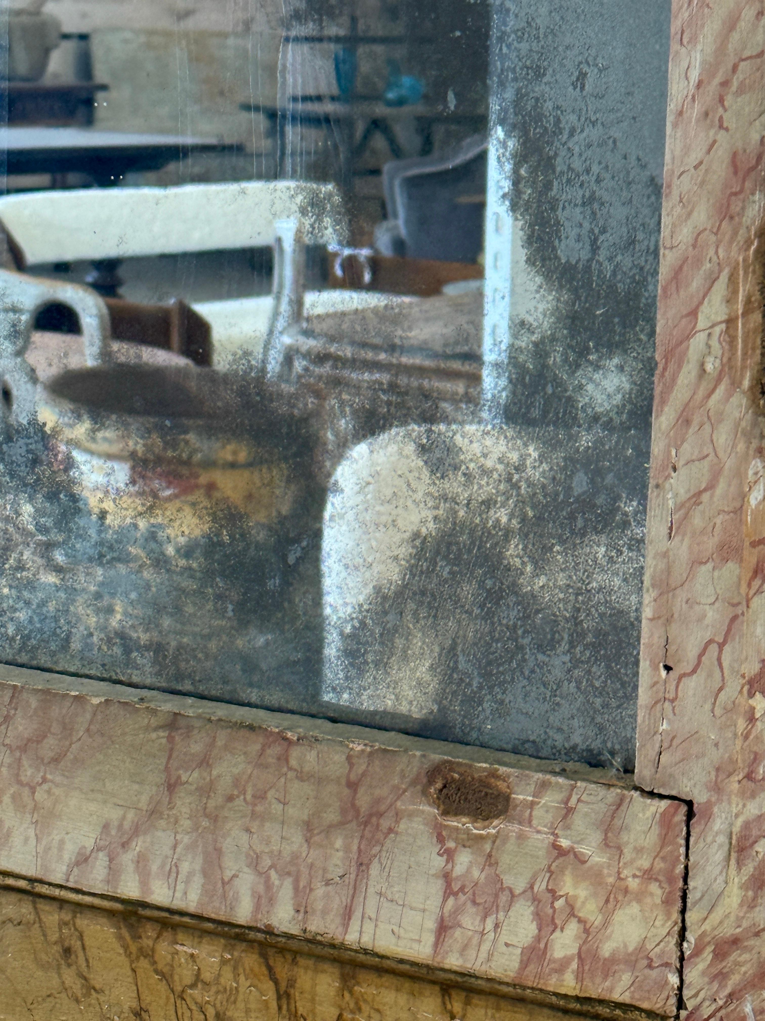 Incroyable miroir peint en faux marbre portugais provenant d'un autel d'église et dont le verre a été remplacé. Normalement, dans les églises catholiques, ils tiennent soit des peintures religieuses, soit des façades d'autels avec des saints
