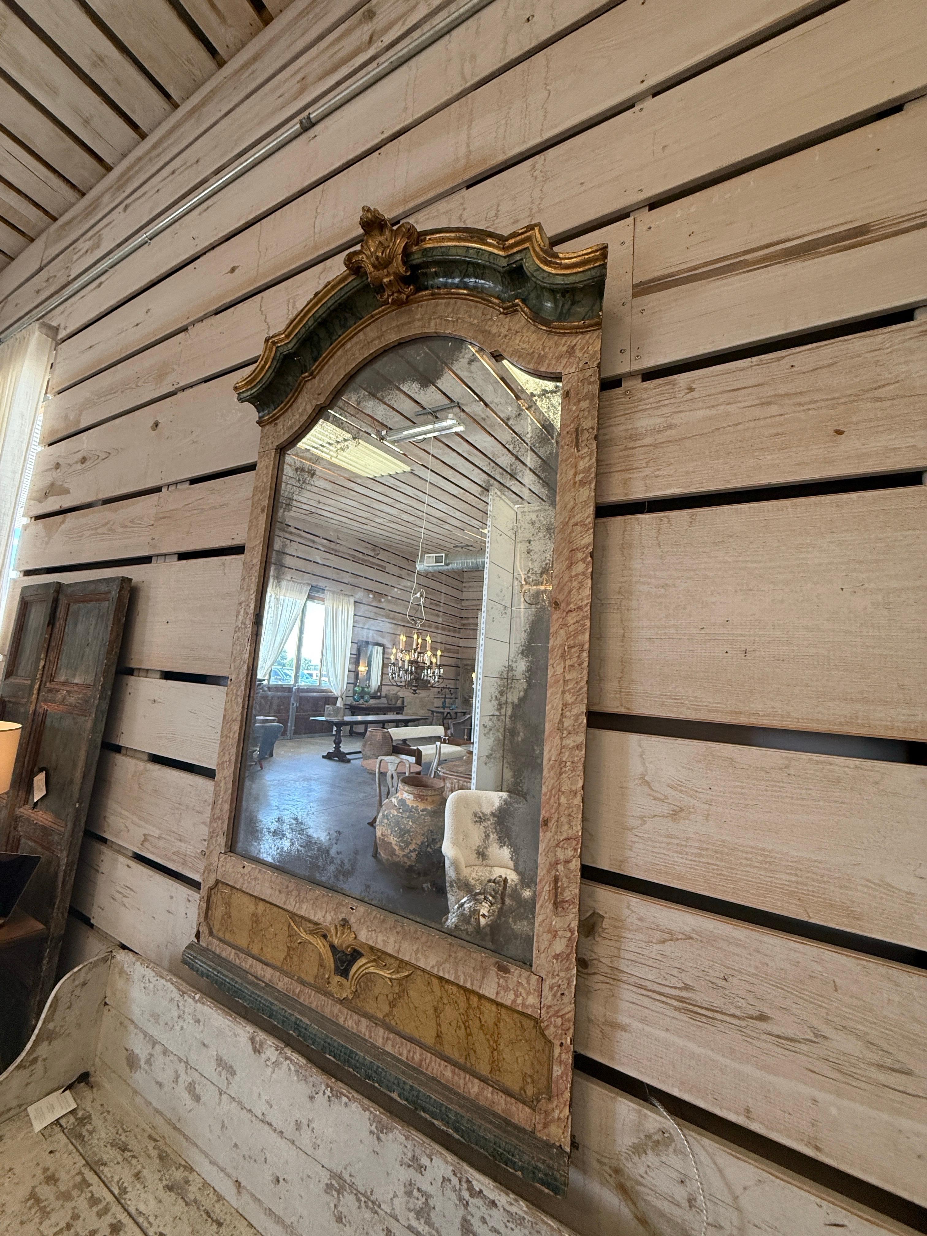 Portugais Miroir portugais du XVIIIe siècle peint en faux marbre et en polychrome en vente