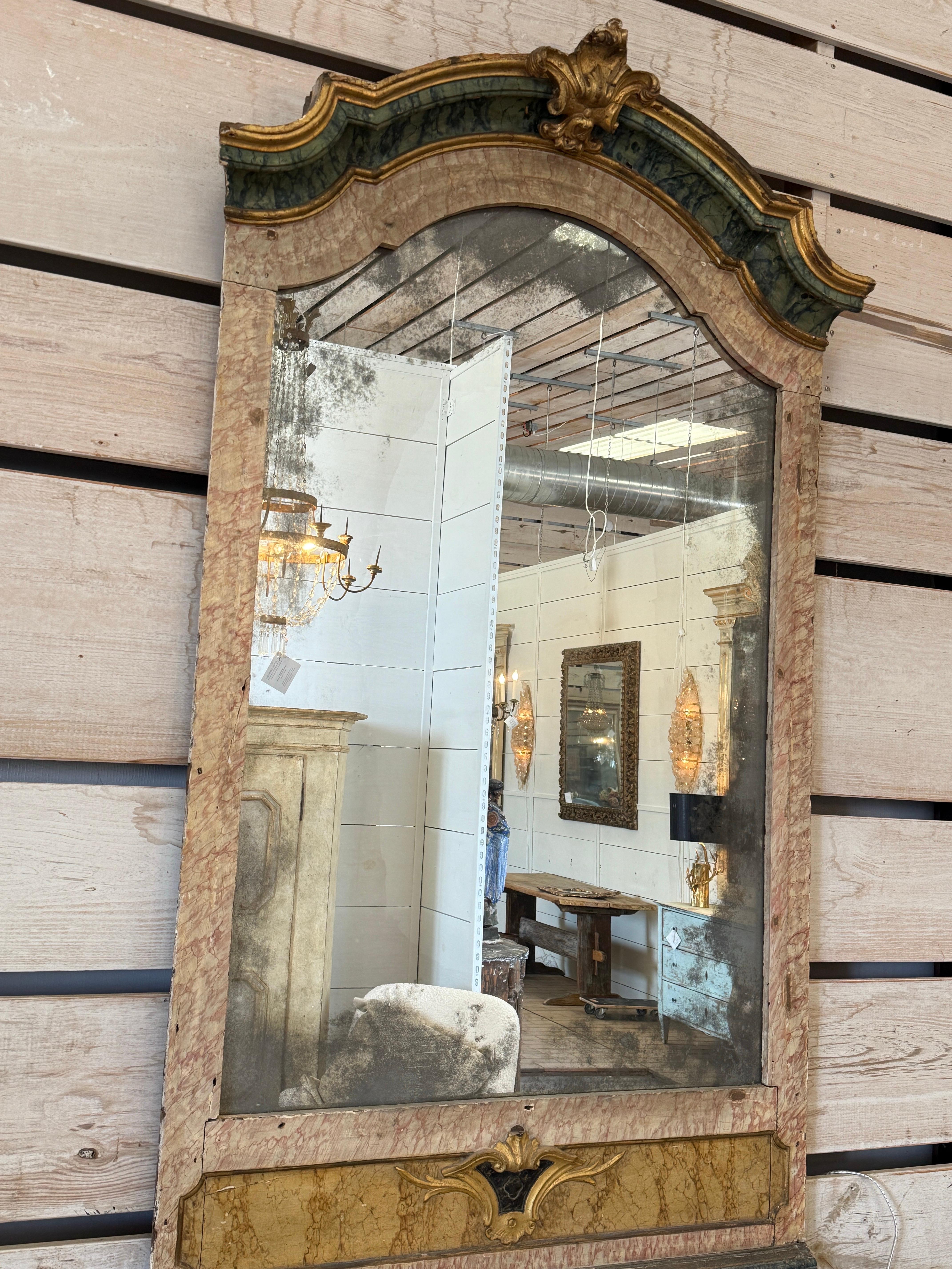 Miroir portugais du XVIIIe siècle peint en faux marbre et en polychrome Bon état - En vente à Houston, TX