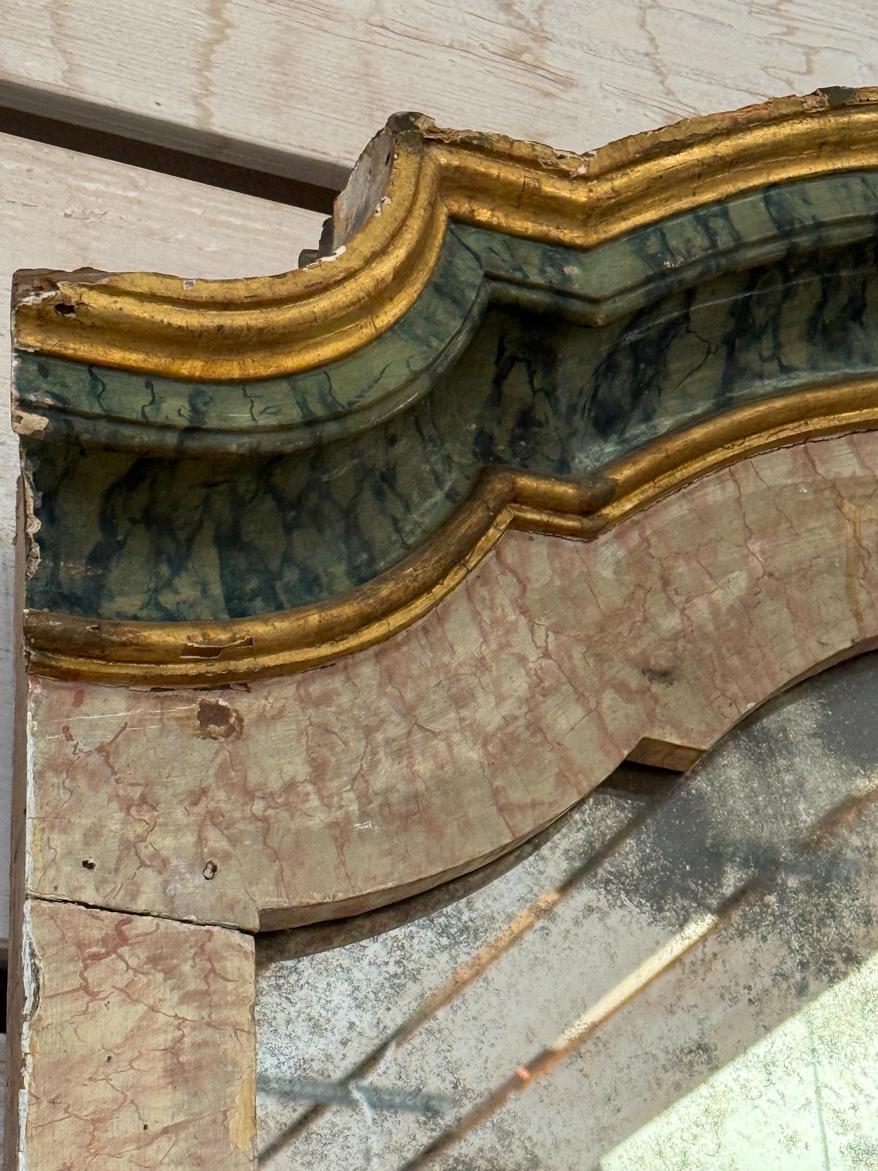 XVIIIe siècle et antérieur Miroir portugais du XVIIIe siècle peint en faux marbre et en polychrome en vente