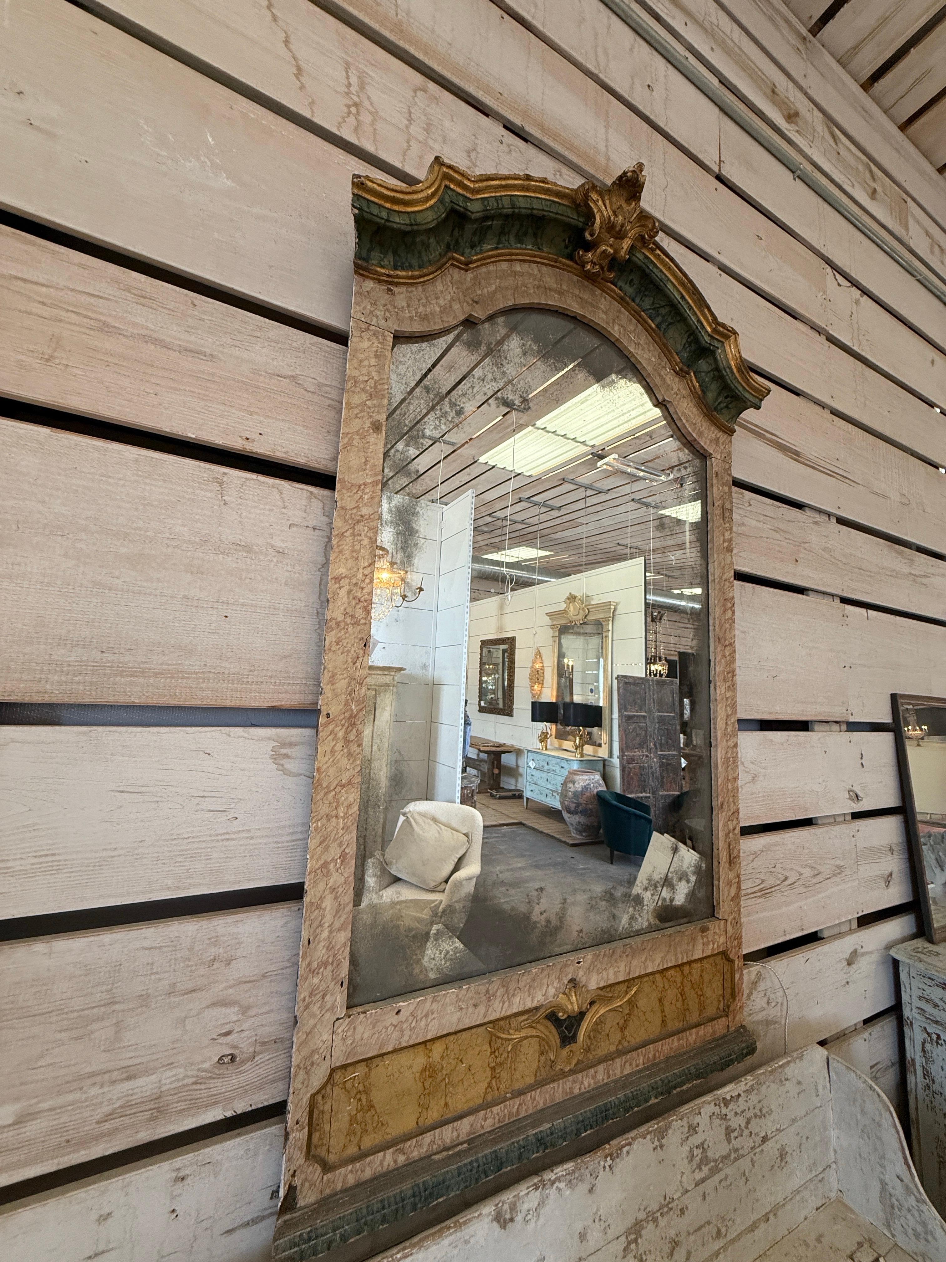 Miroir portugais du XVIIIe siècle peint en faux marbre et en polychrome en vente 1