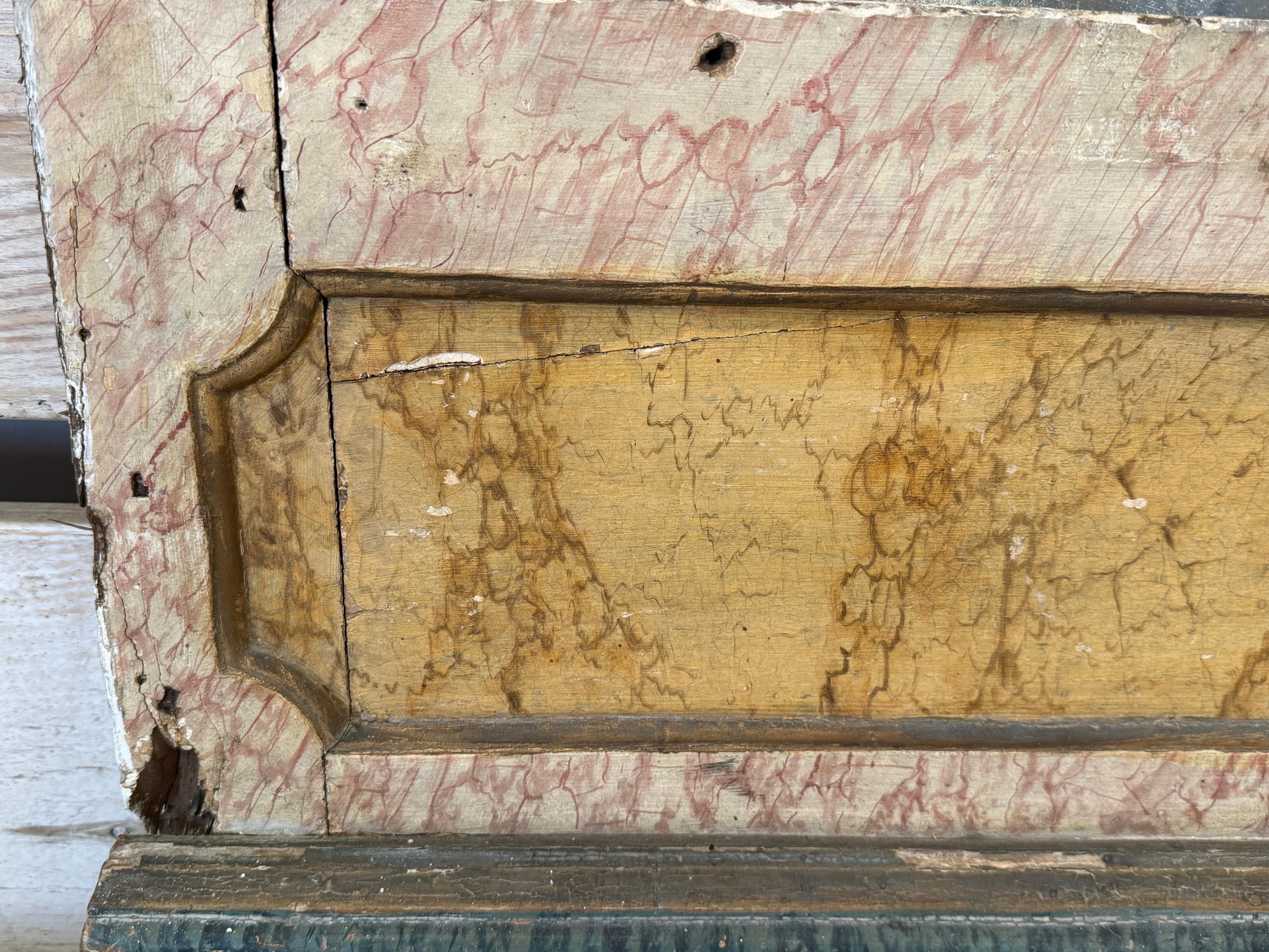 Miroir portugais du XVIIIe siècle peint en faux marbre et en polychrome en vente 2