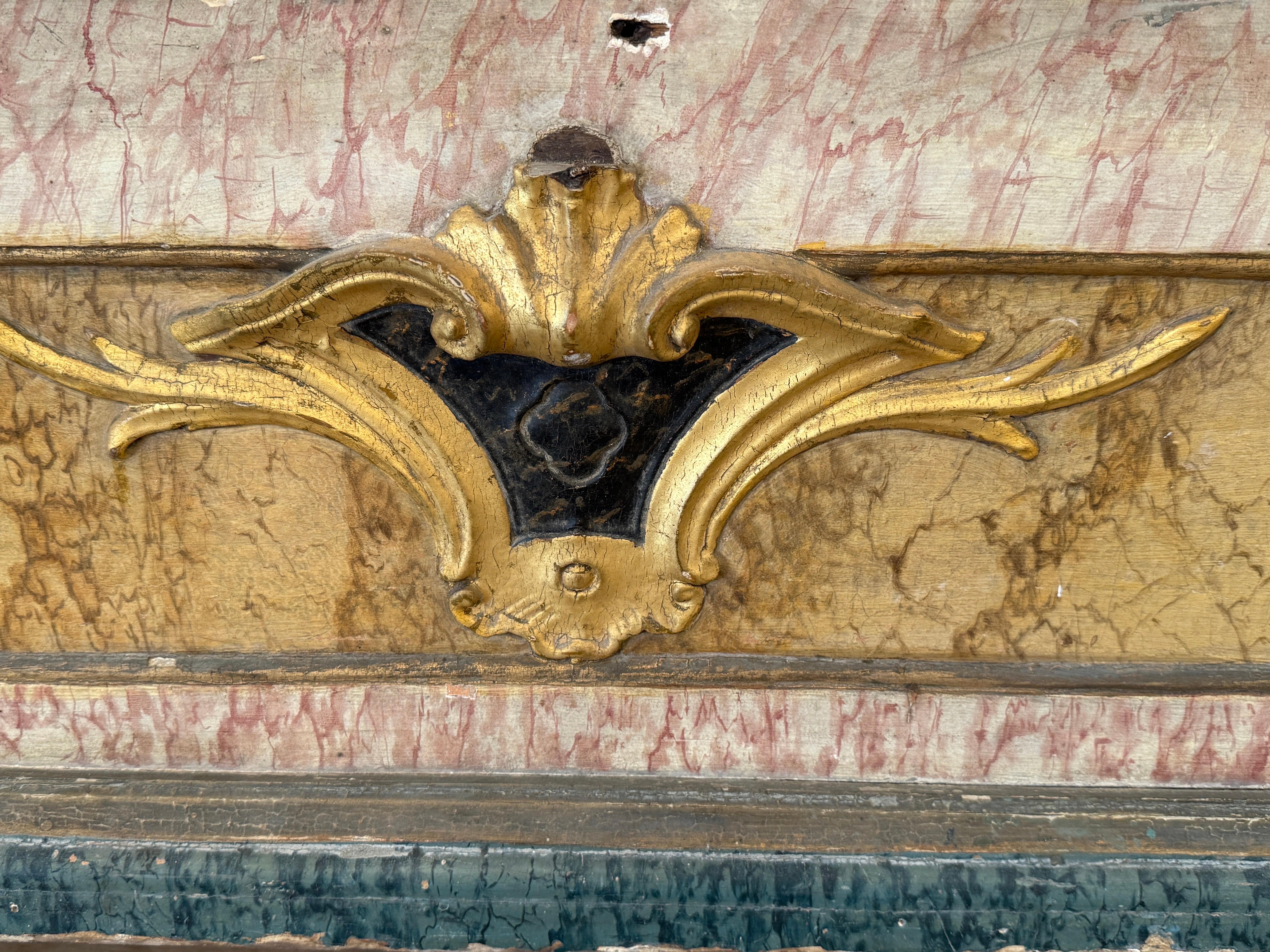 Miroir portugais du XVIIIe siècle peint en faux marbre et en polychrome en vente 3