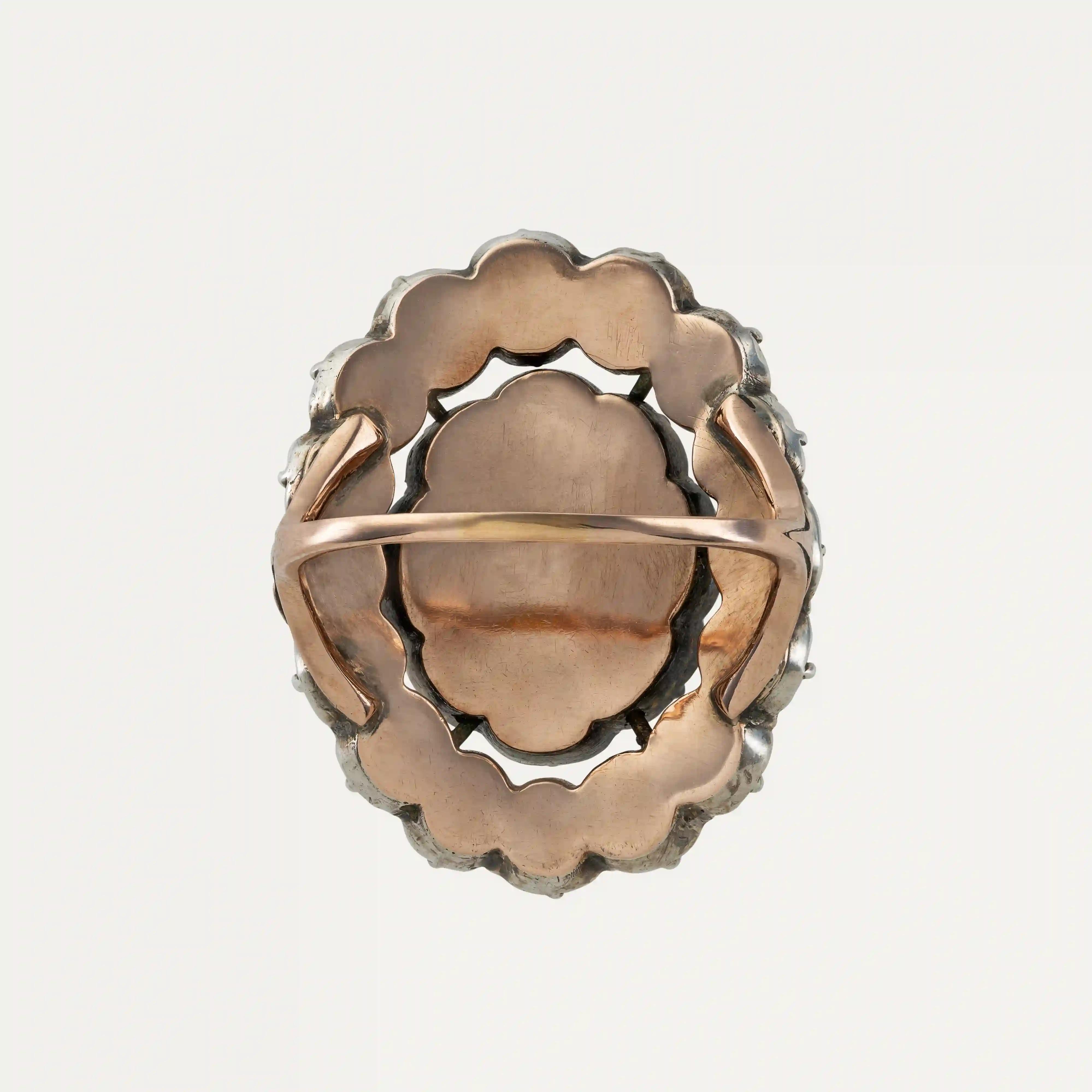 Cette exquise bague portugaise est un exemple rare et raffiné de la joaillerie du XVIIIe siècle. Réalisée en or jaune, cette pièce est sertie de 25 chrysolites vibrantes - également appelées chrysobéryls - soigneusement disposées pour maximiser leur