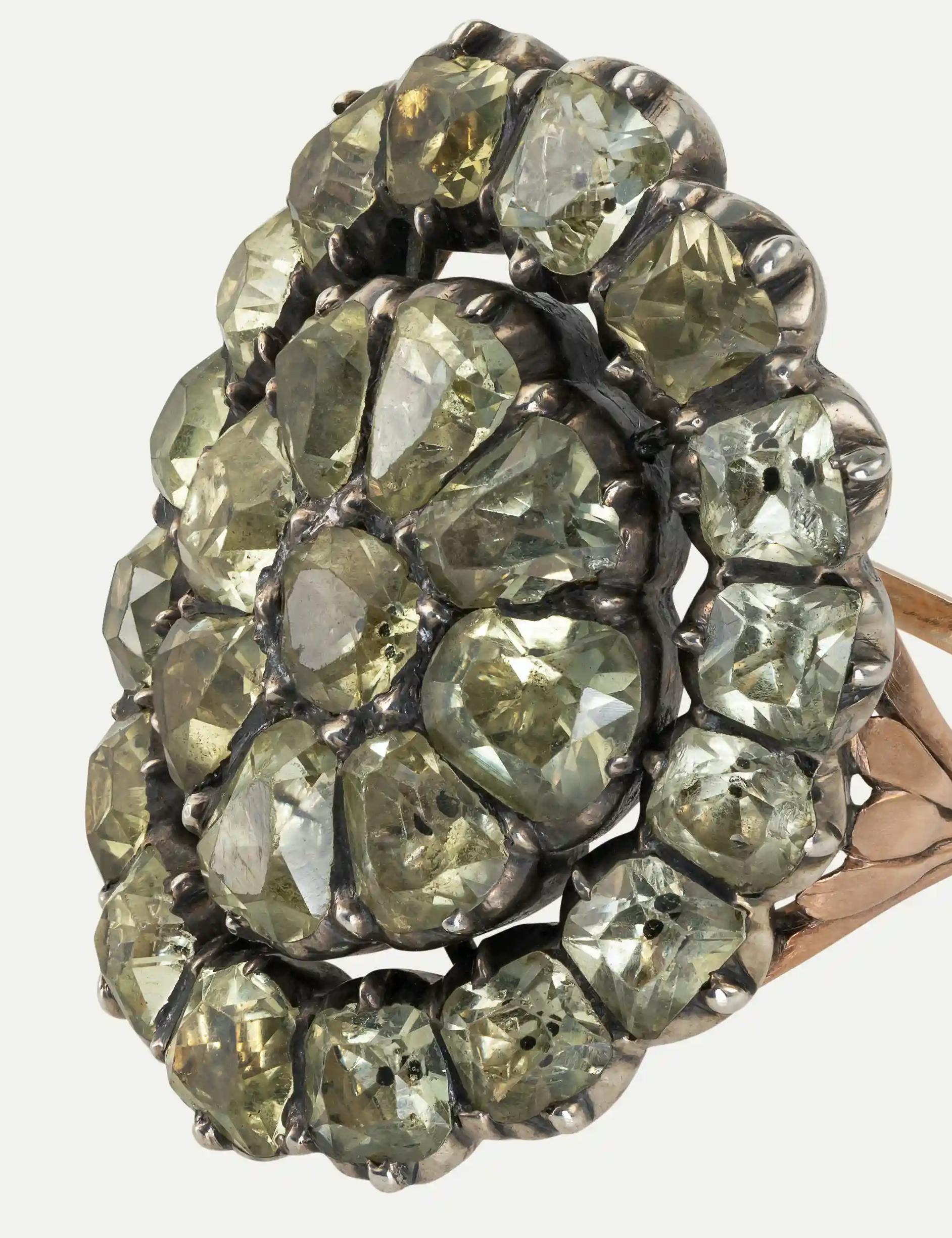 Bague en or portugaise du 18e siècle avec chrysobéryls (chrysolites) en vente 1