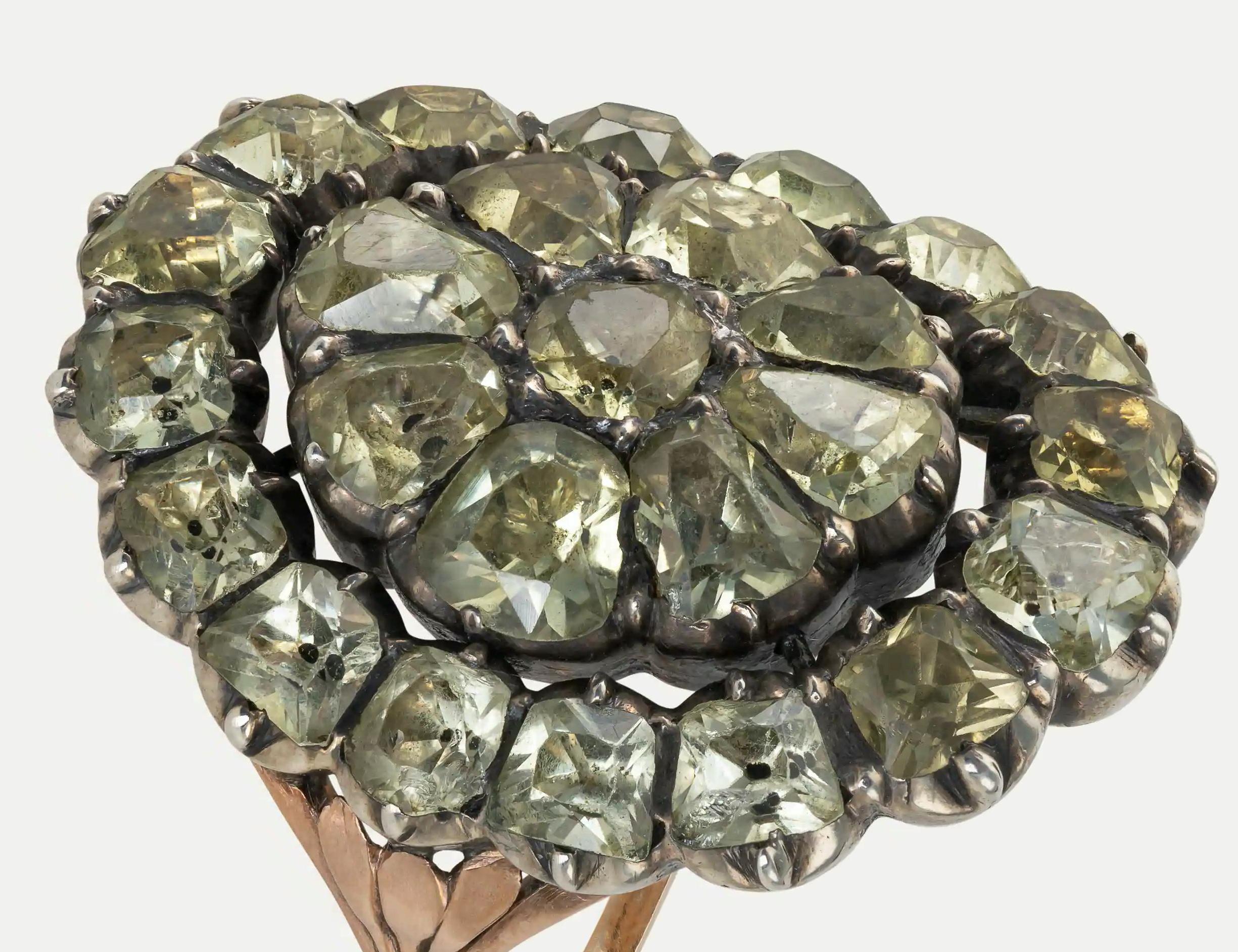 Bague en or portugaise du 18e siècle avec chrysobéryls (chrysolites) en vente 3