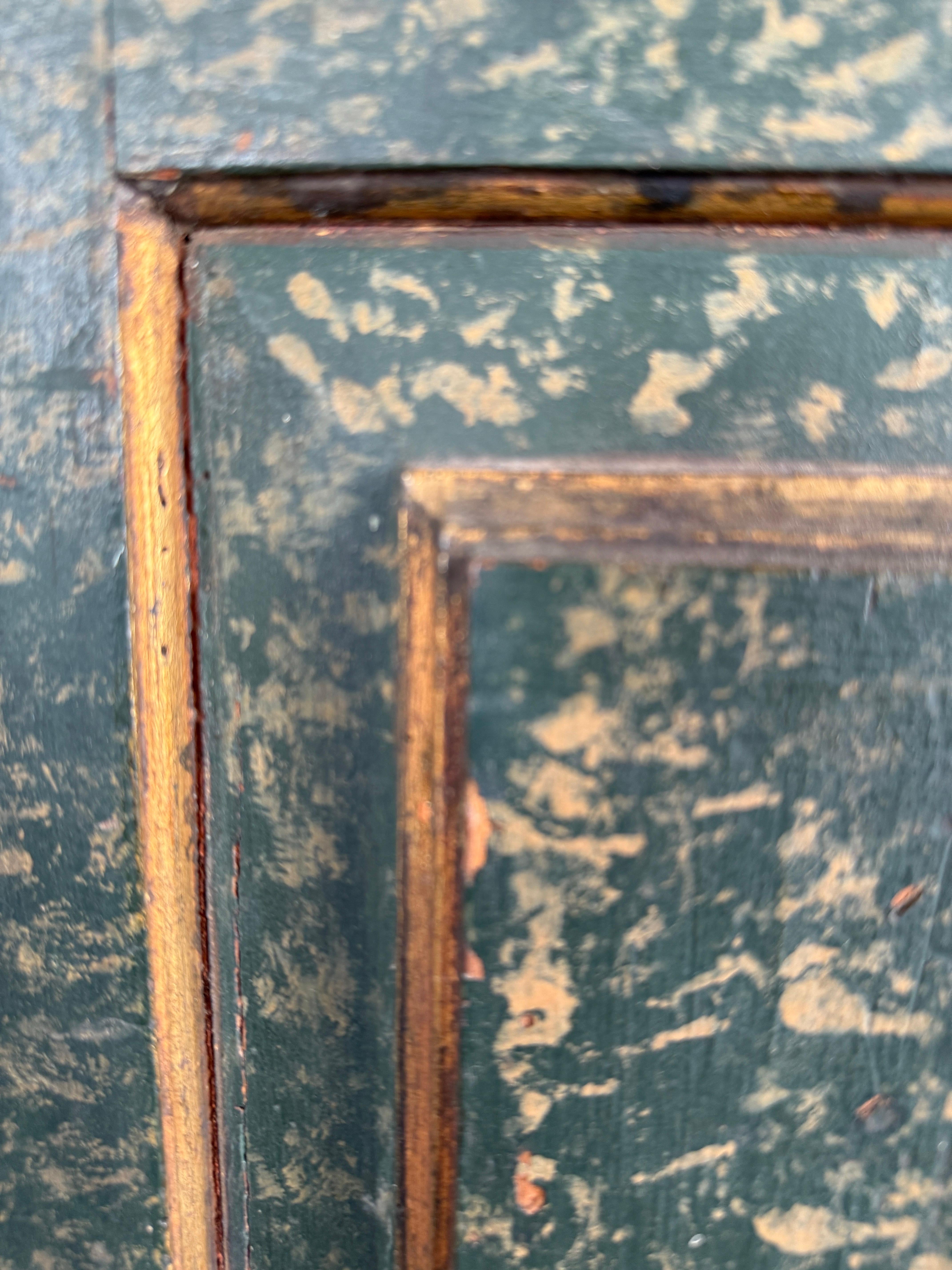 Petit buffet portugais du XVIIIe siècle en faux marbre vert et or en vente 4
