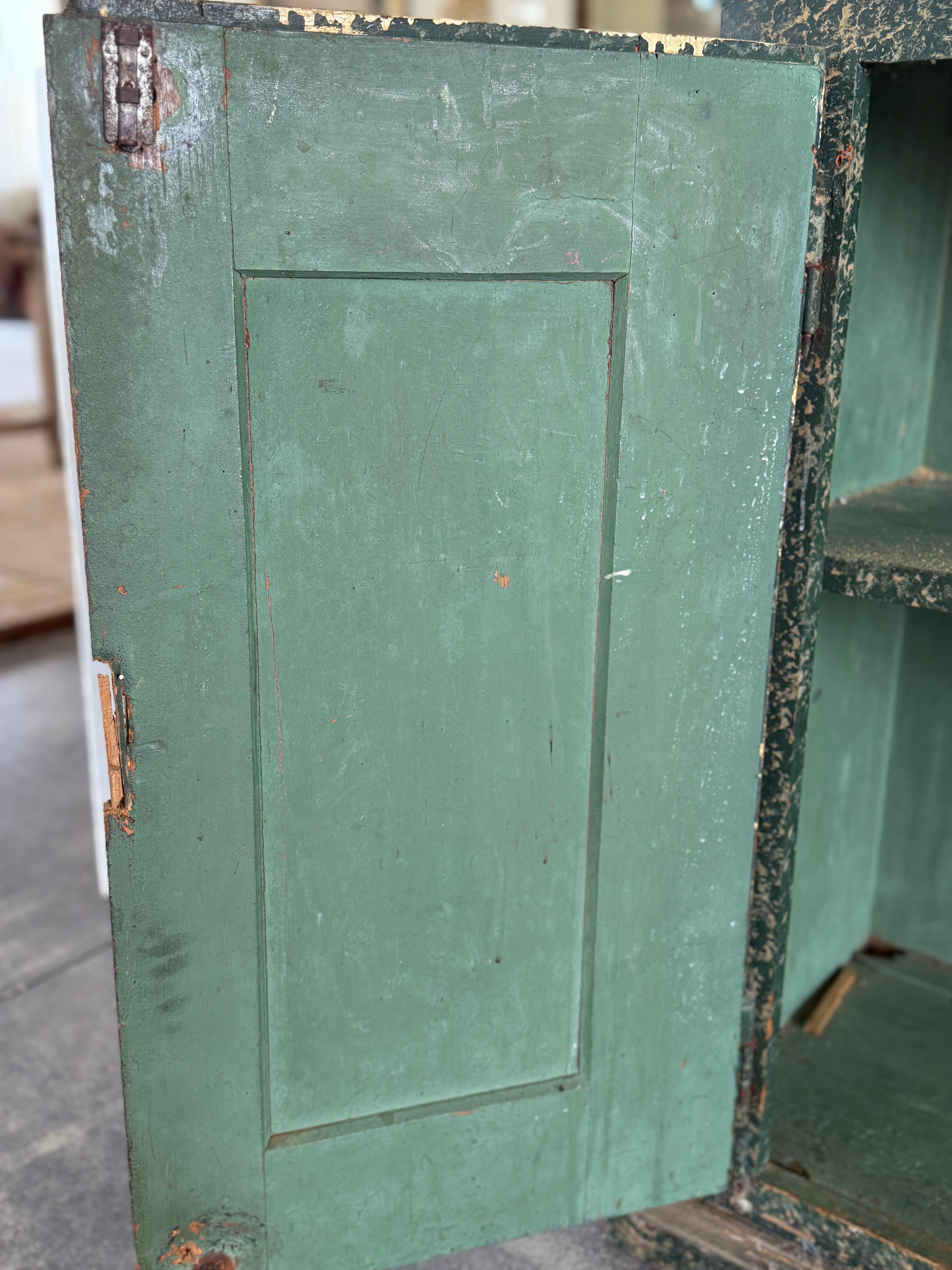Petit buffet portugais du XVIIIe siècle en faux marbre vert et or en vente 5