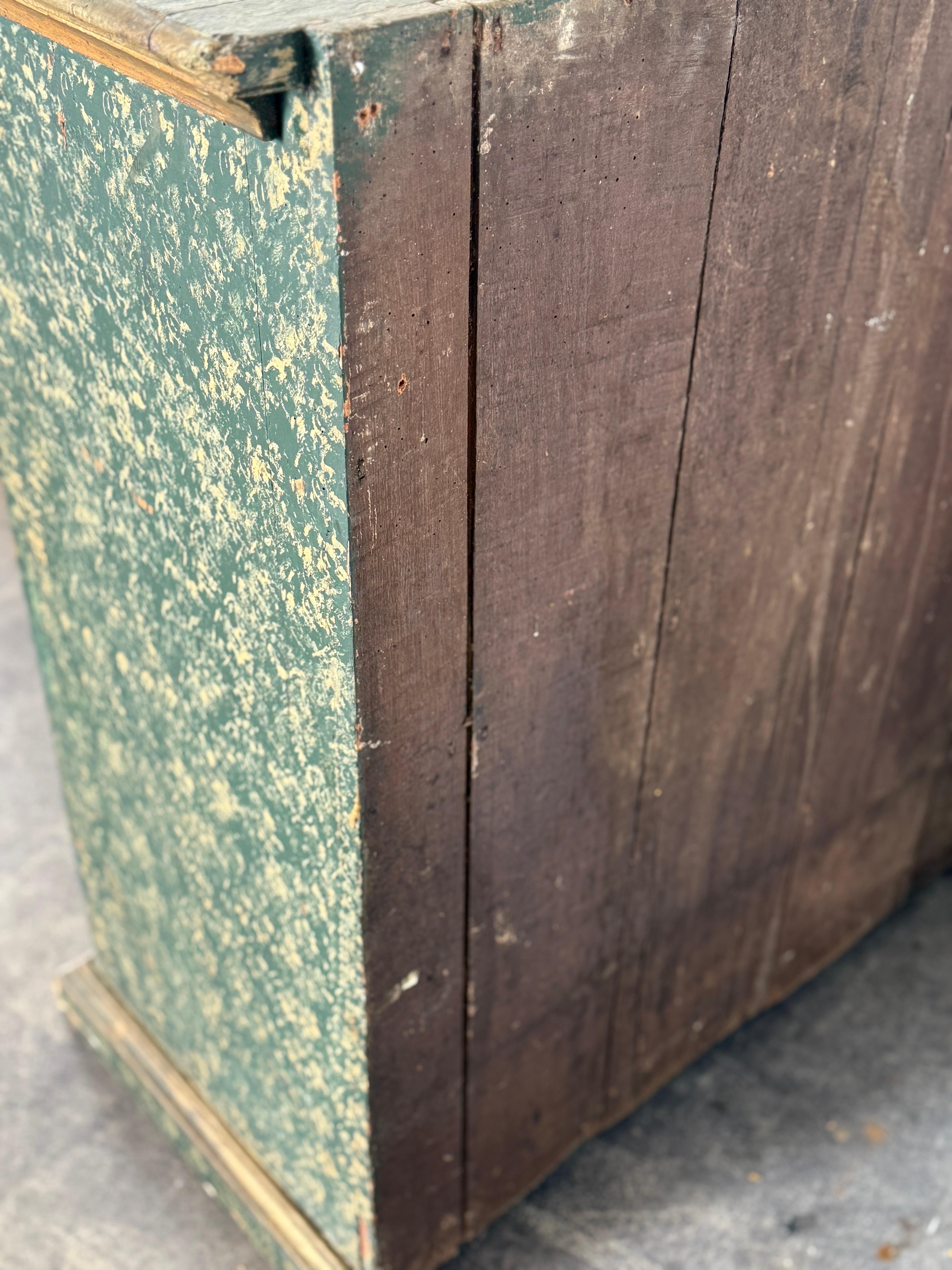 Petit buffet portugais du XVIIIe siècle en faux marbre vert et or en vente 8