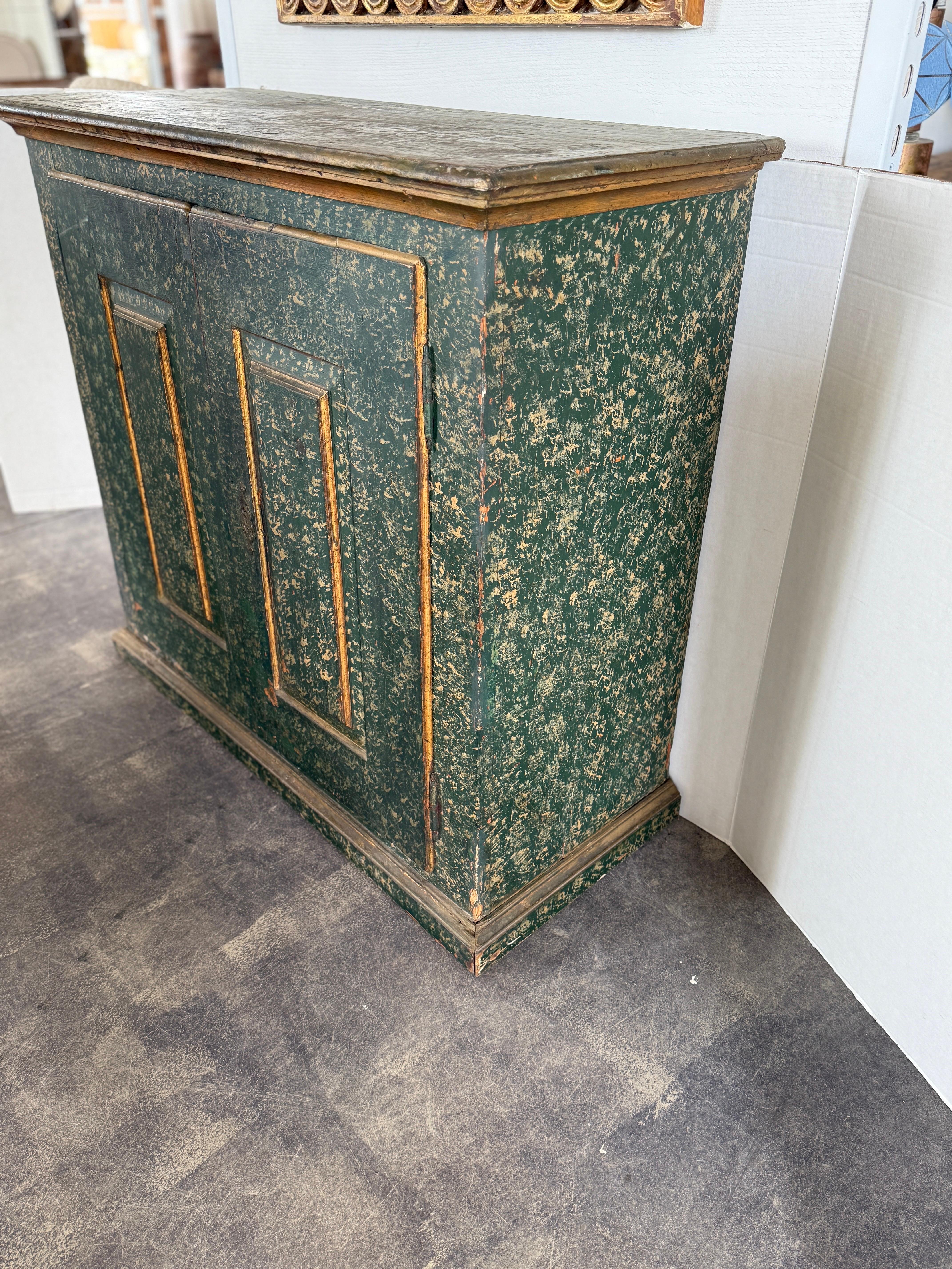 Petit buffet portugais du XVIIIe siècle en faux marbre vert et or Bon état - En vente à Houston, TX