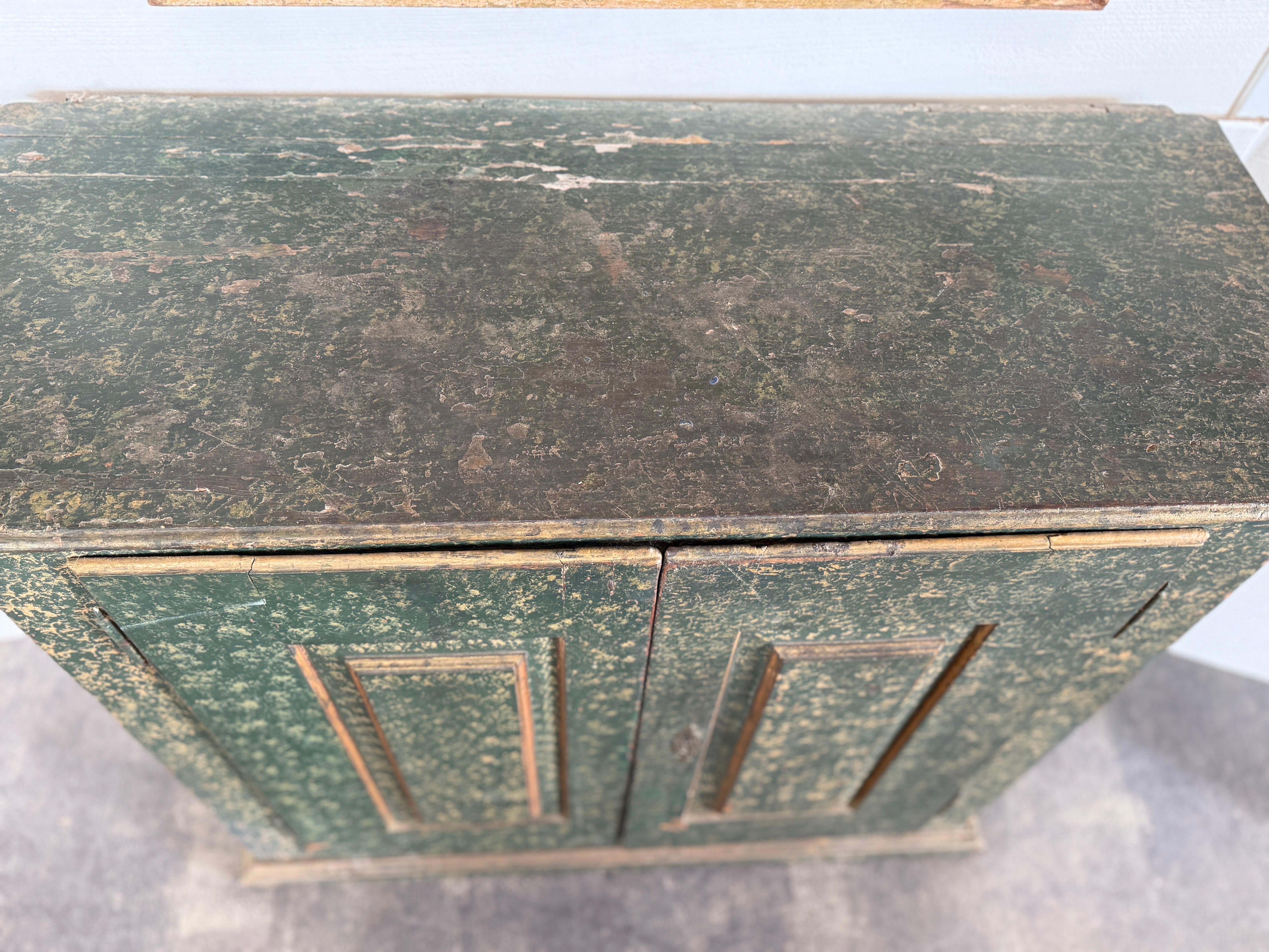 Petit buffet portugais du XVIIIe siècle en faux marbre vert et or en vente 1