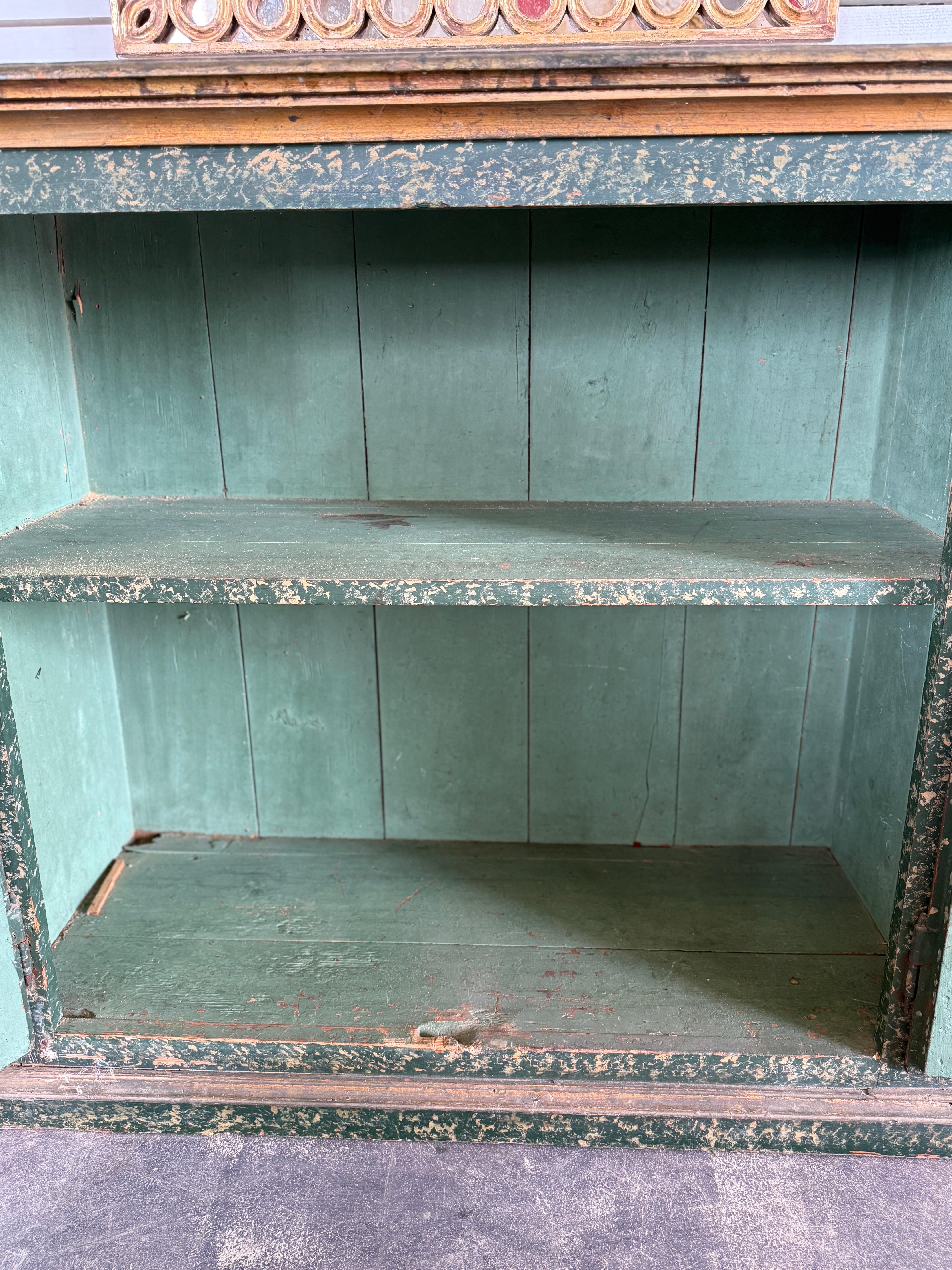 Petit buffet portugais du XVIIIe siècle en faux marbre vert et or en vente 2