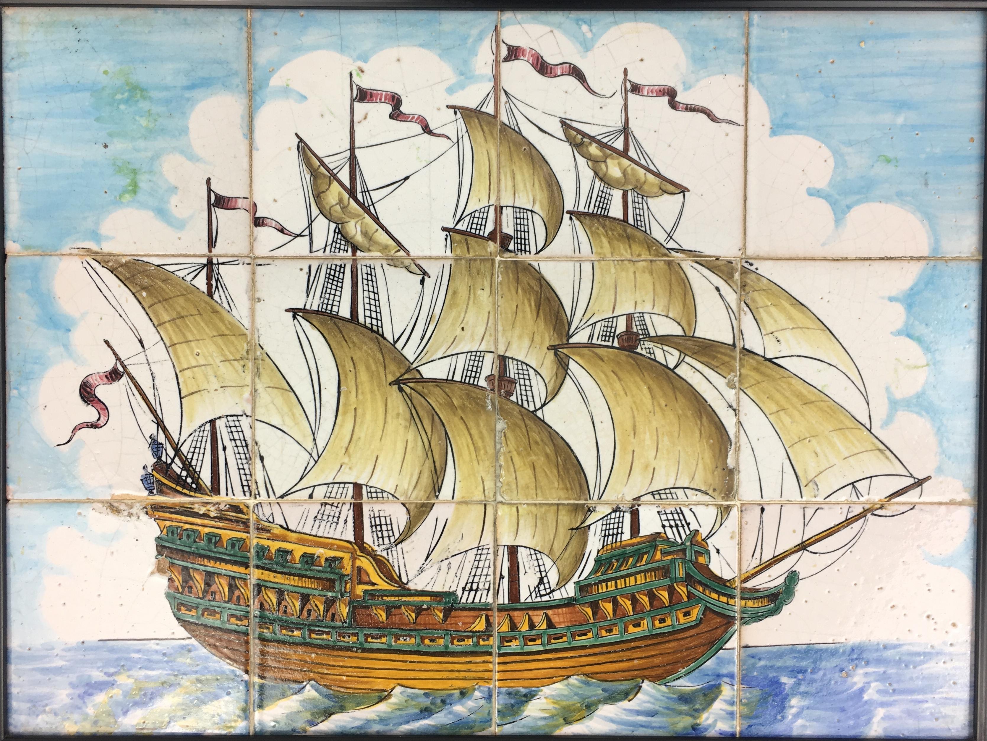 Tenture murale portugaise en azulejos du XVIIIe siècle représentant un voilier sur la mer, dans diverses nuances de bleu, de beige et d'autres couleurs accentuées. Des détails étonnants avec des couleurs bleu, blanc, moutarde, vert naturel et jaune