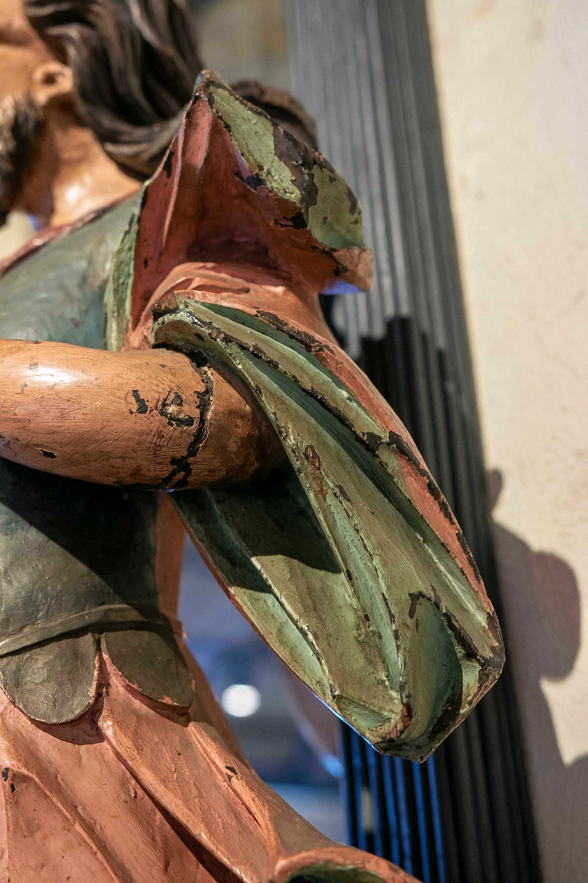 Paire de sculptures portugaises polychromes du 18ème siècle  Guerriers sur piédestal  en vente 7