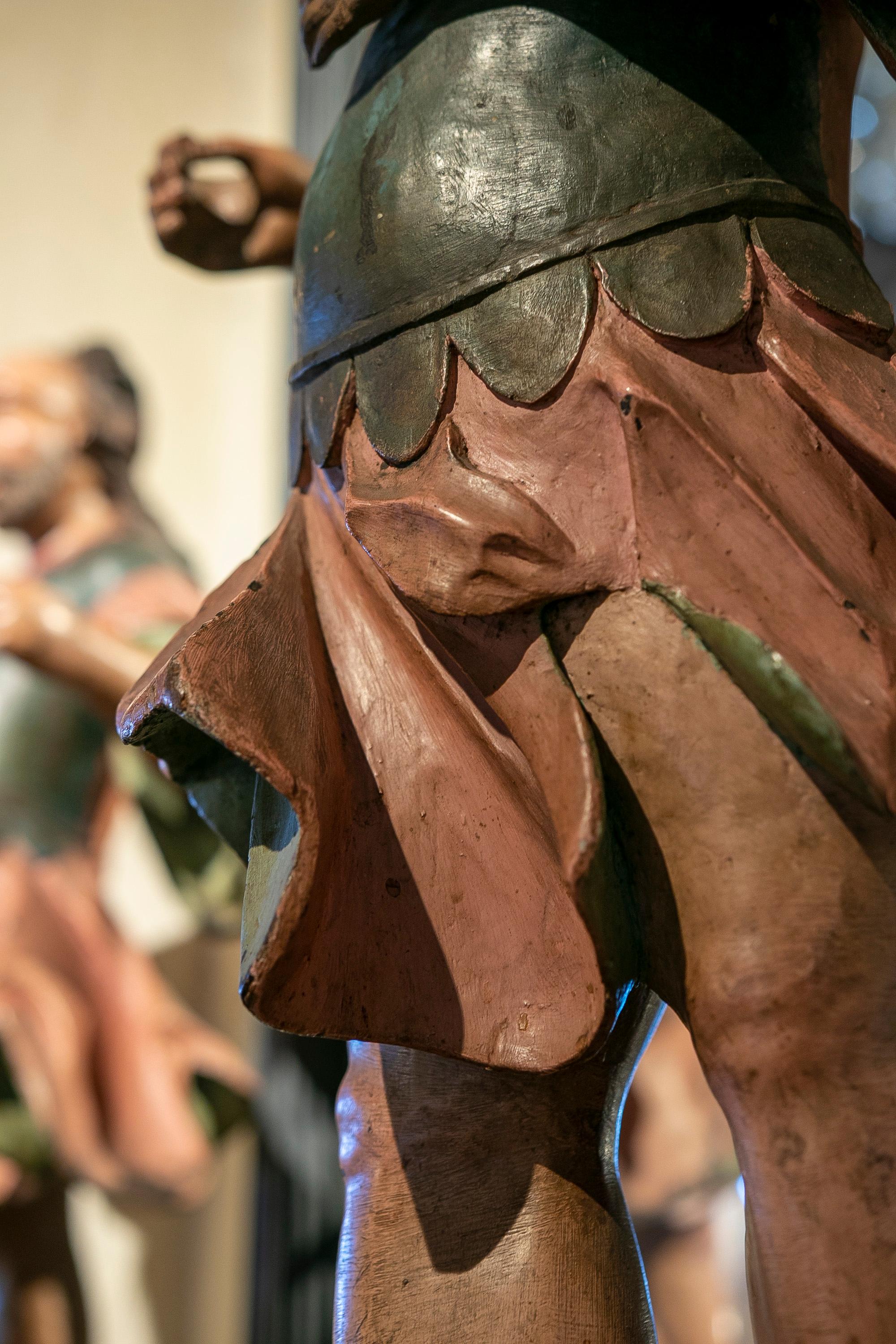 Paire de sculptures portugaises polychromes du 18ème siècle  Guerriers sur piédestal  en vente 9