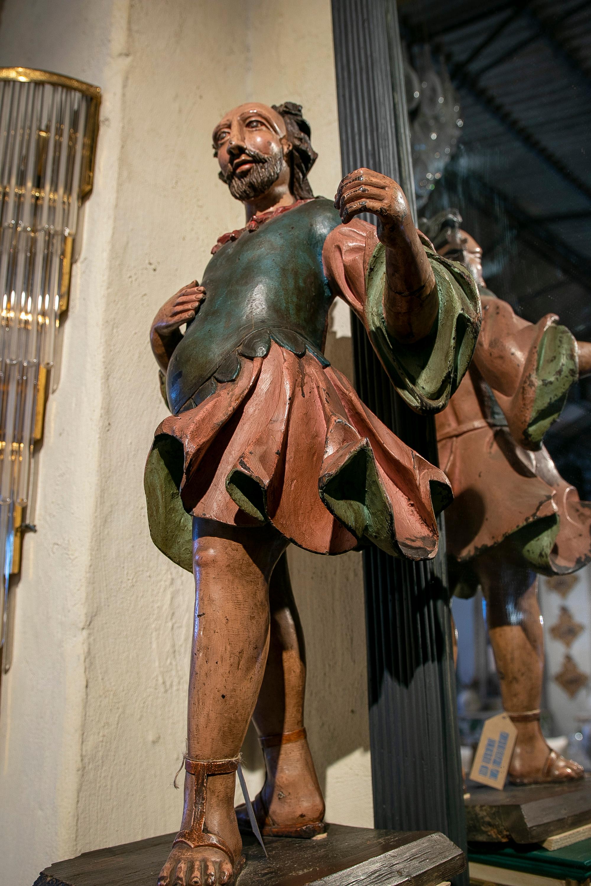 Paire de sculptures portugaises polychromes du 18ème siècle  Guerriers sur piédestal  en vente 10