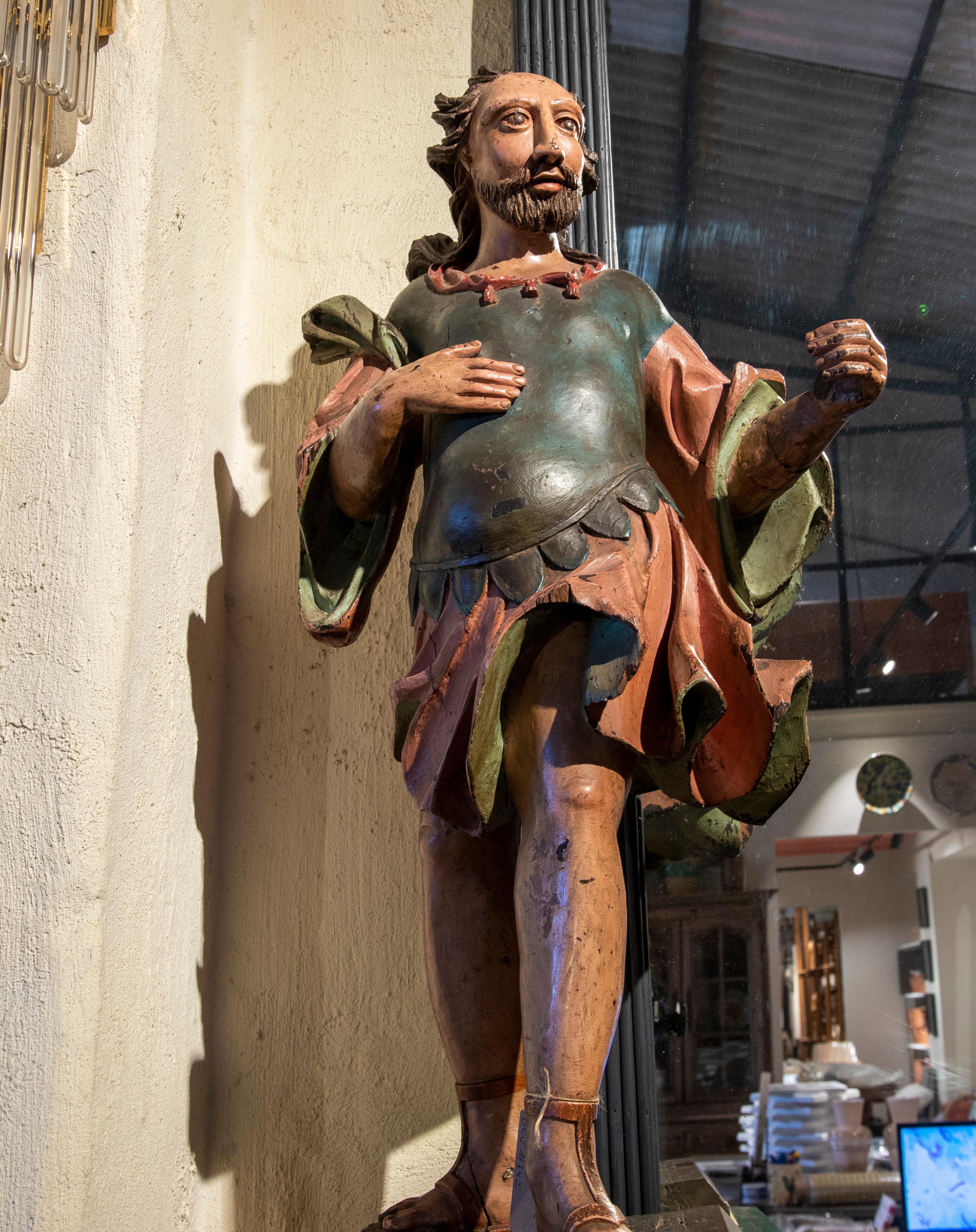 Portugais Paire de sculptures portugaises polychromes du 18ème siècle  Guerriers sur piédestal  en vente