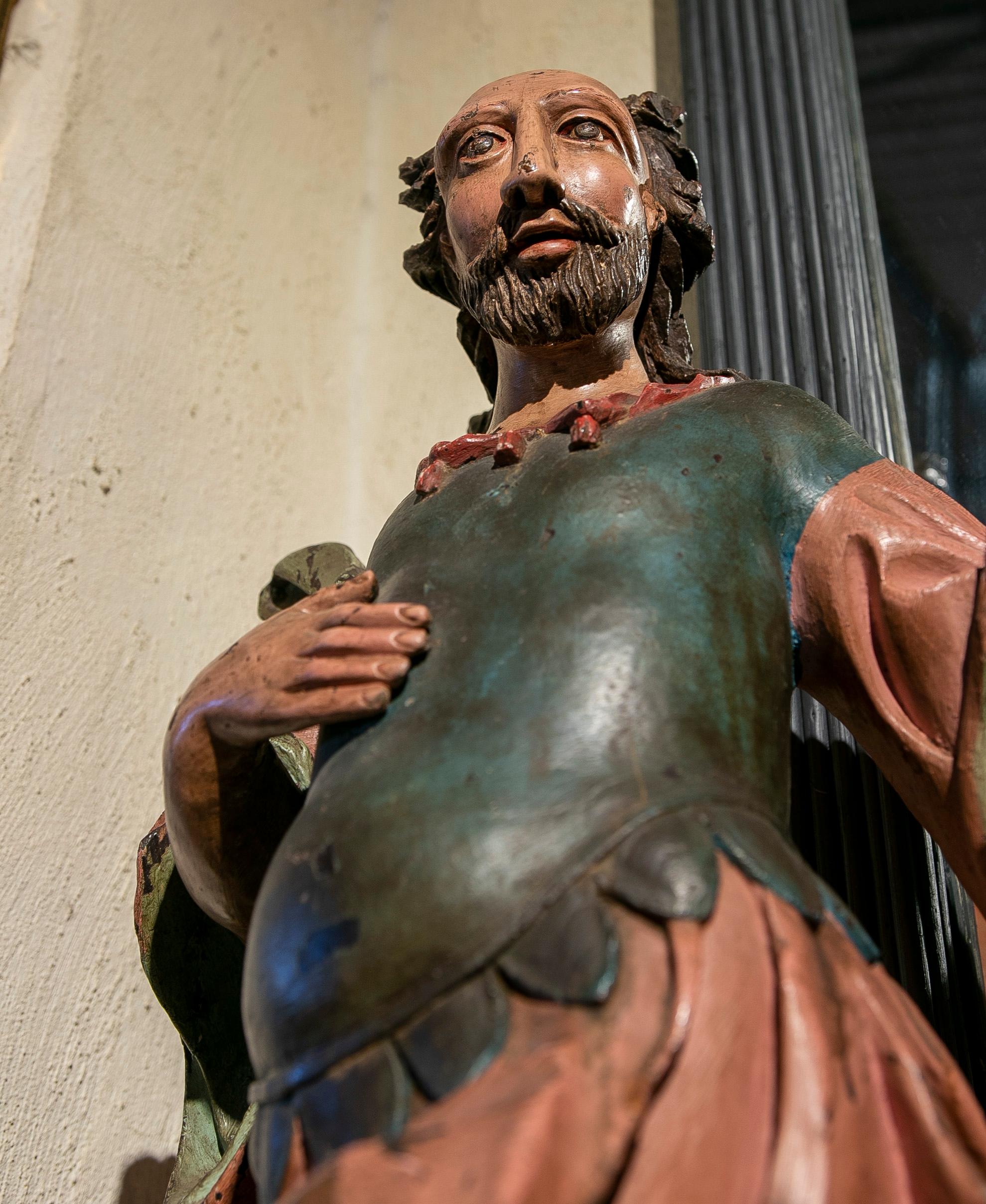 Paire de sculptures portugaises polychromes du 18ème siècle  Guerriers sur piédestal  Bon état - En vente à Marbella, ES
