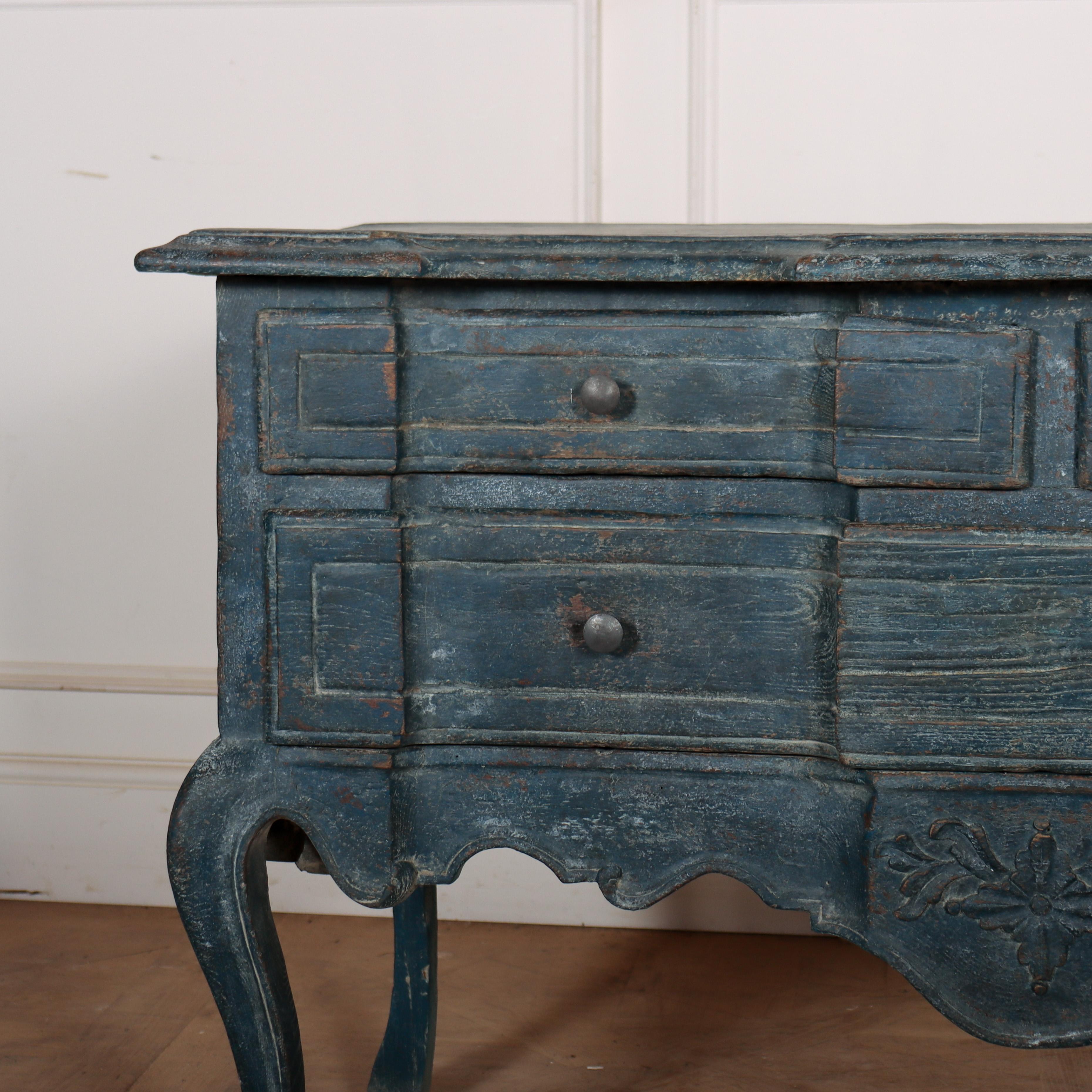 Atemberaubende portugiesische Kommode mit drei Schubladen aus dem 18. Jahrhundert, die auf Cabriole-Beinen steht. Sehr elegantes dekoratives Landhausmöbelstück. 1780.

Referenz: 8452

Abmessungen
46,5 Zoll (118 cm) breit
21,5 Zoll (55 cm) tief
31