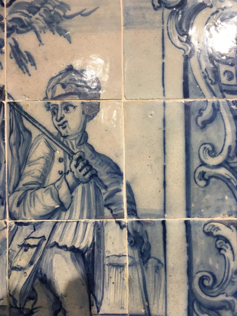 First half of the 18th century Baroque figuration mural painted cobalt blue over white glaze.
The azulejos represent a hunter holding rabbits while walking.
This piece is from the period known as the Great 