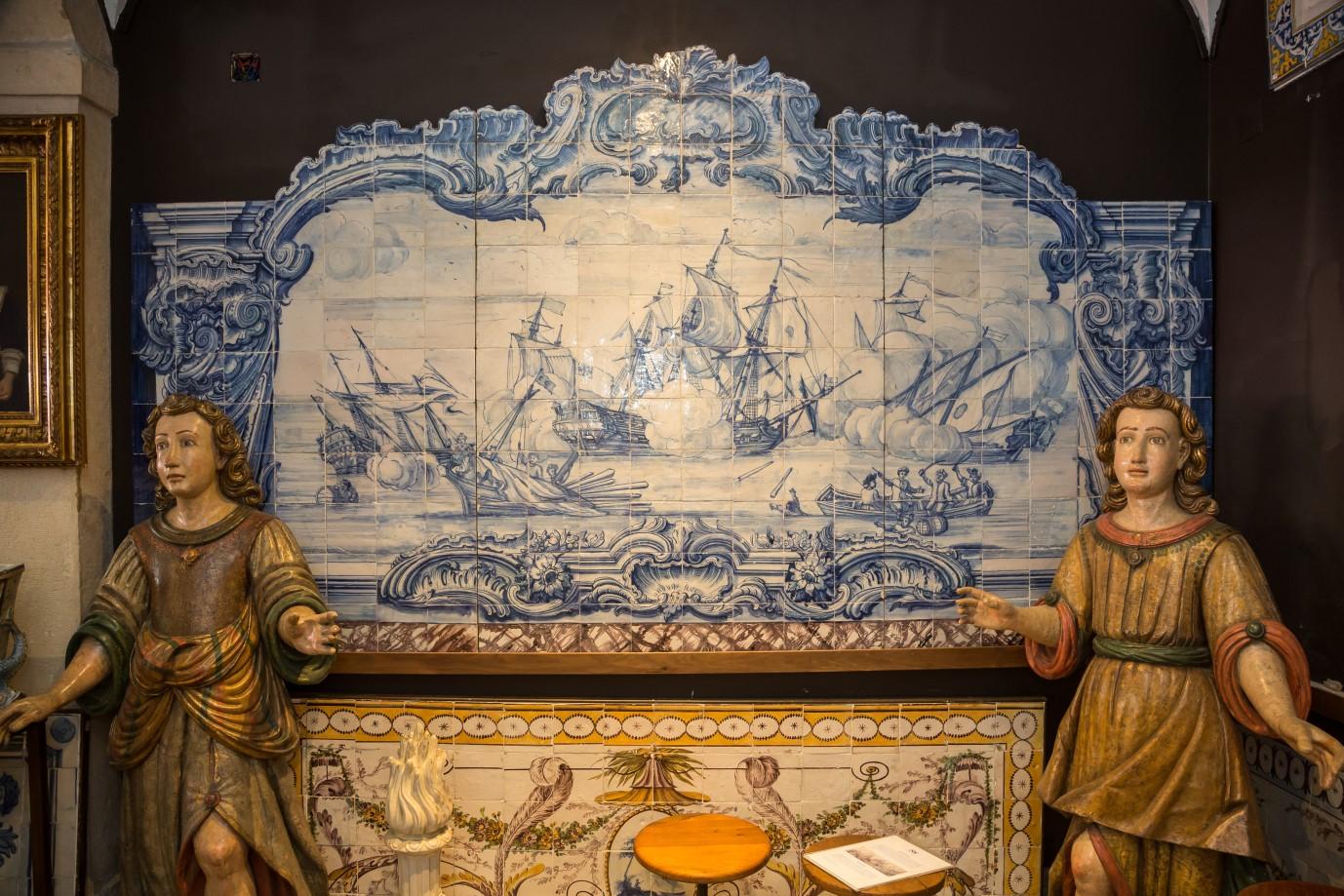 18th Century Portuguese Tiles Mural with Navy Battle in Blue In Good Condition For Sale In Lisbon, PT