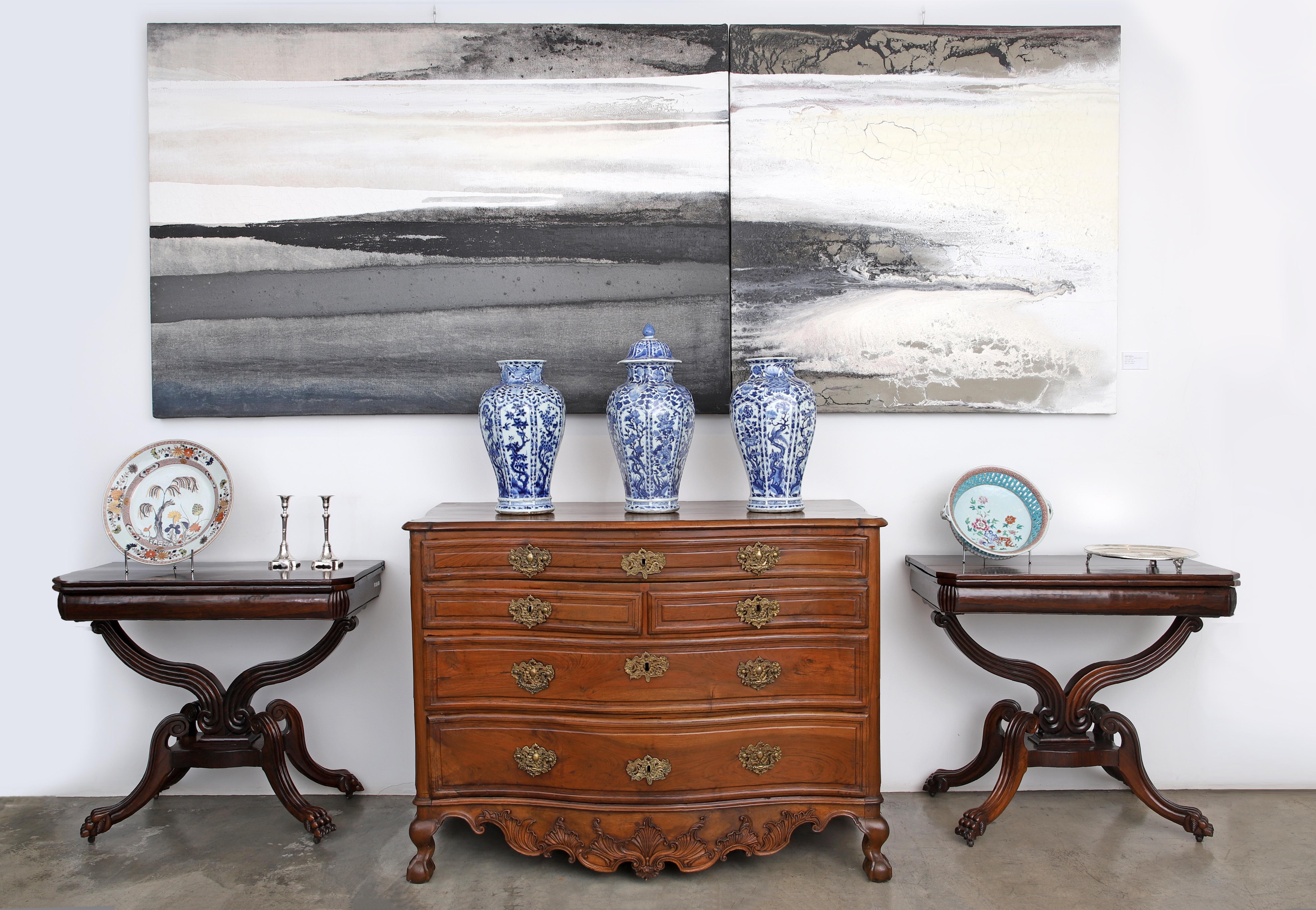 Origine: Portogallo, metà-fine del XVIII secolo
Materiali: Noce massiccio, bronzo dorato e cesellato
Dimensioni: Altezza 94 cm (37 in); Larghezza 130 cm (51,2 in); Profondità 70 cm (27,6 in)

Descrizione
Uno squisito bombe commode portoghese della