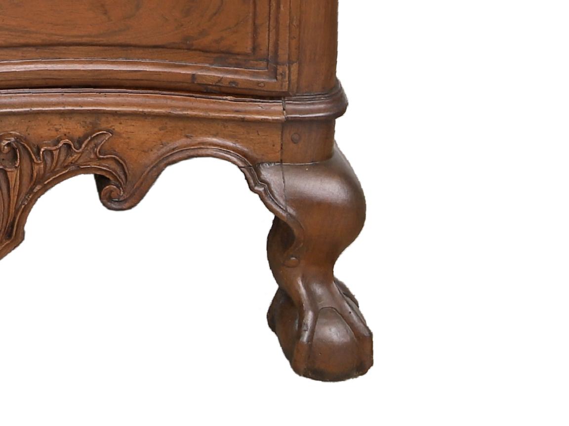 Cómoda portuguesa de nogal del siglo XVIII Cobre en venta