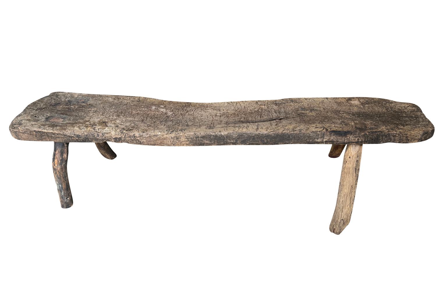 Un charmant banc du XVIIIe siècle de la région catalane de l'Espagne.  Construction solide en chêne naturellement lavé.  Superbe patine.  Parfait au pied d'un lit ou comme table basse étroite.  