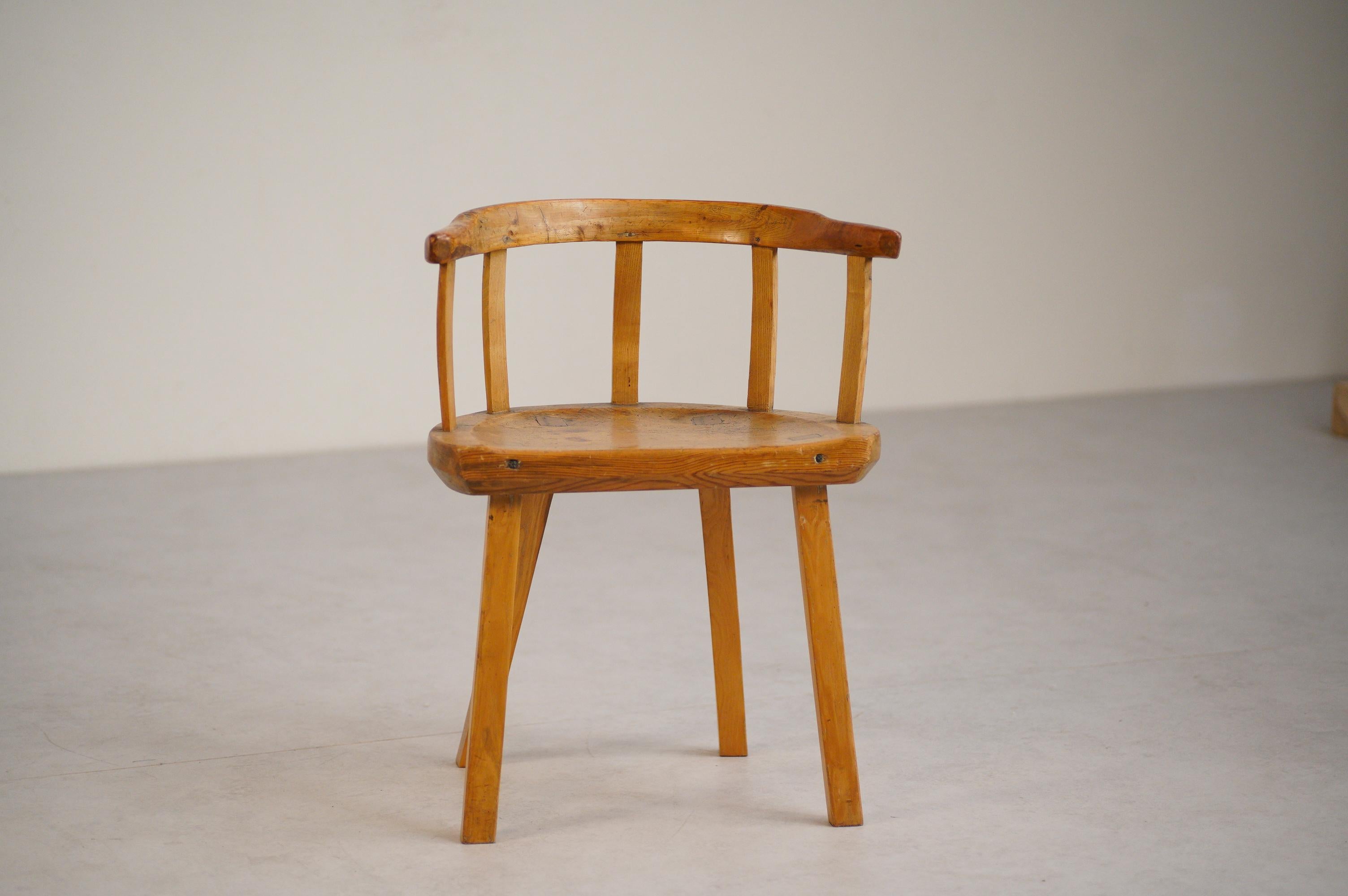 Fauteuil folklorique suédois unique, primitif et sculptural, fabriqué à la main en pin à la fin du XVIIIe siècle. Fabriquée en pin aux teintes chaudes et mielleuses, cette chaise présente une belle patine d'usage qui ajoute à son charme. Il s'agit