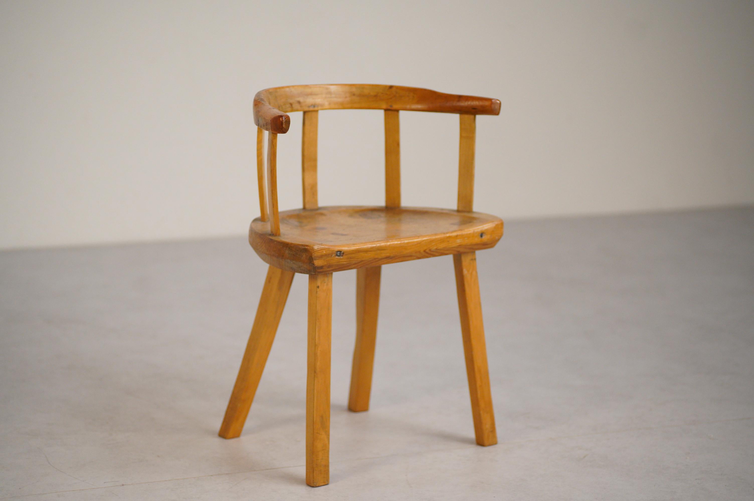 Sculpté Chaise folklorique suédoise primitive en pin du 18ème siècle en vente